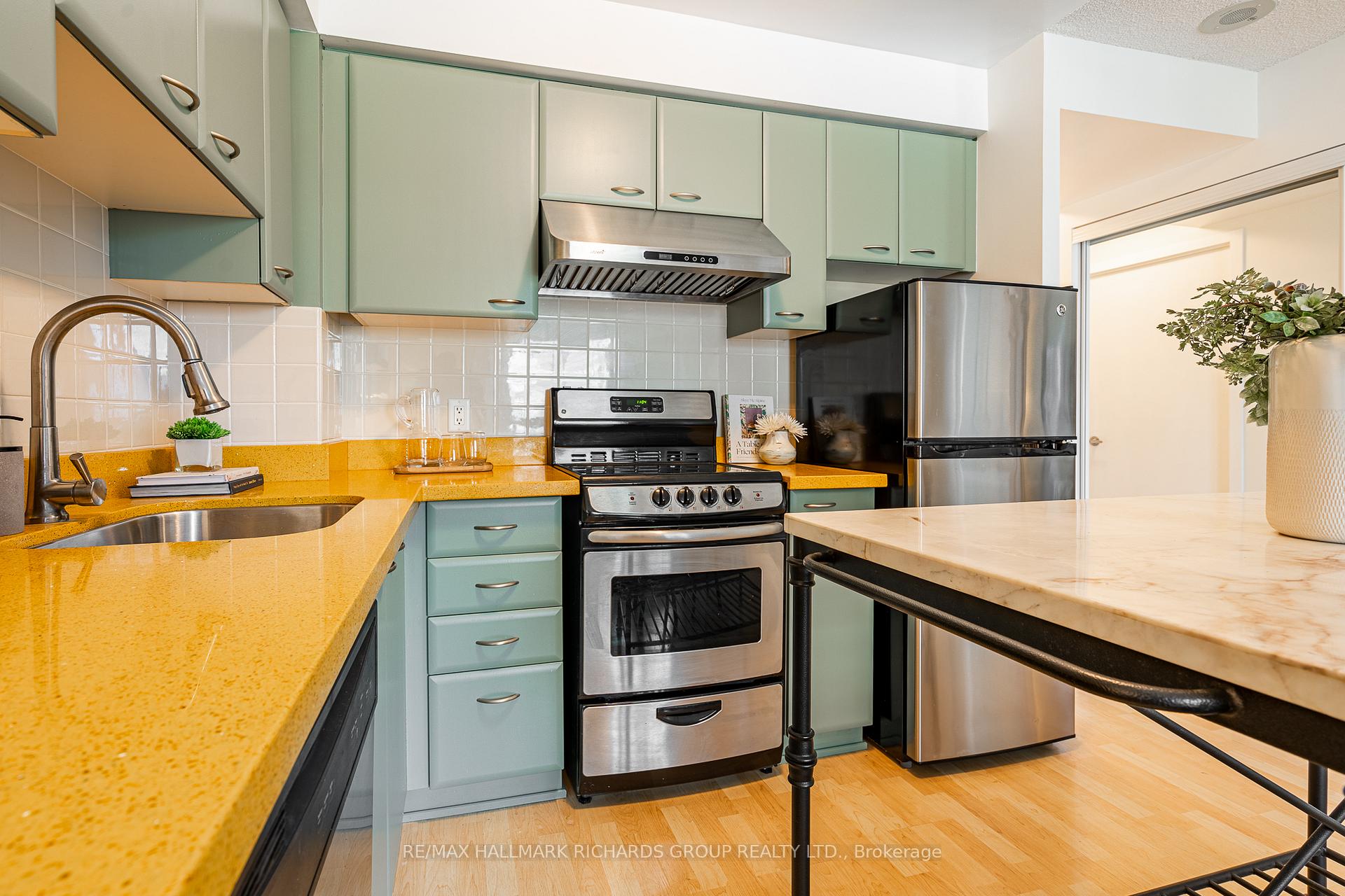 38 Lee Centre Drive 811