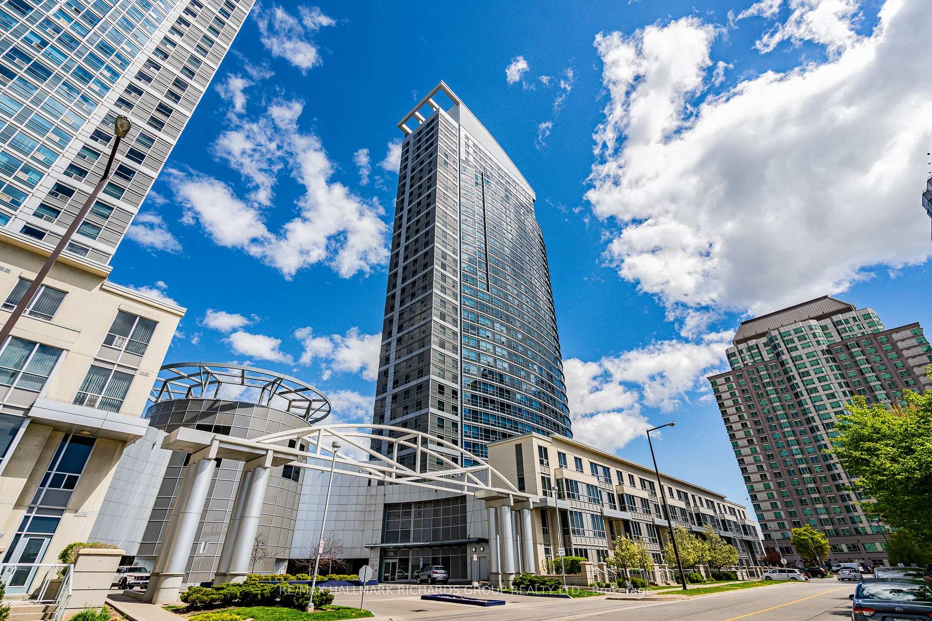 38 Lee Centre Drive 811