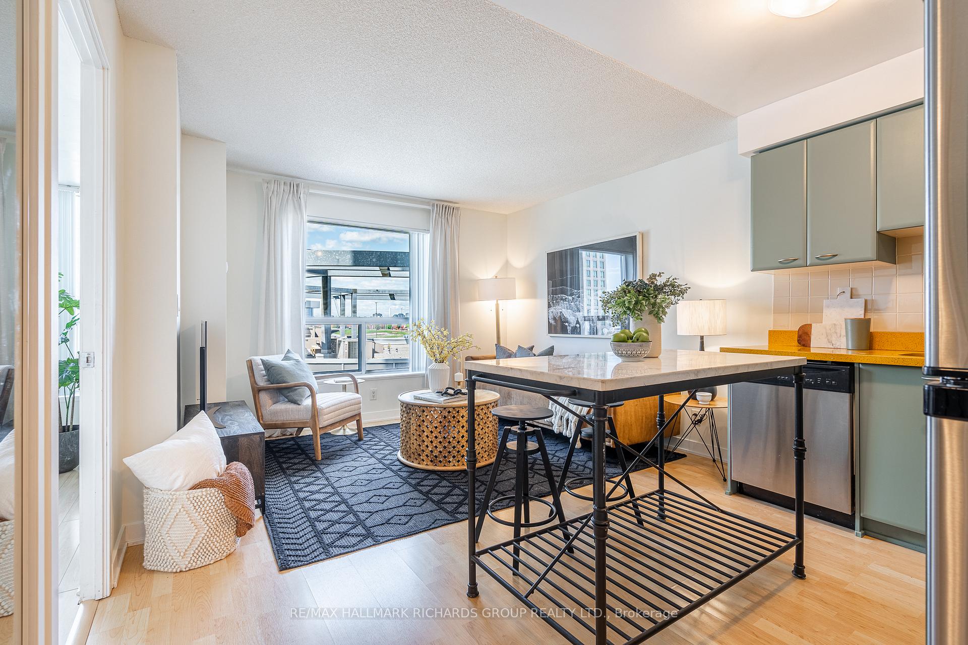 38 Lee Centre Drive 811