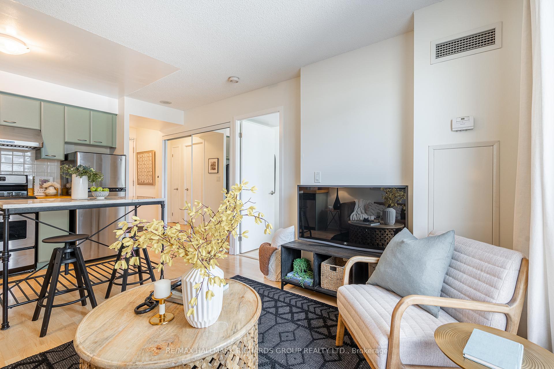 38 Lee Centre Drive 811