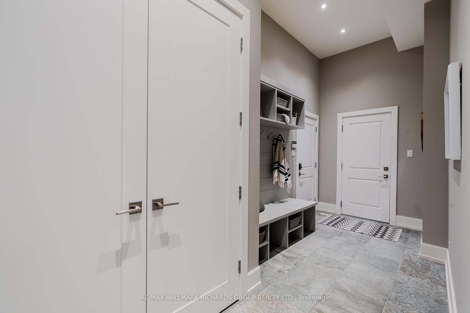 6 Leonard Circle