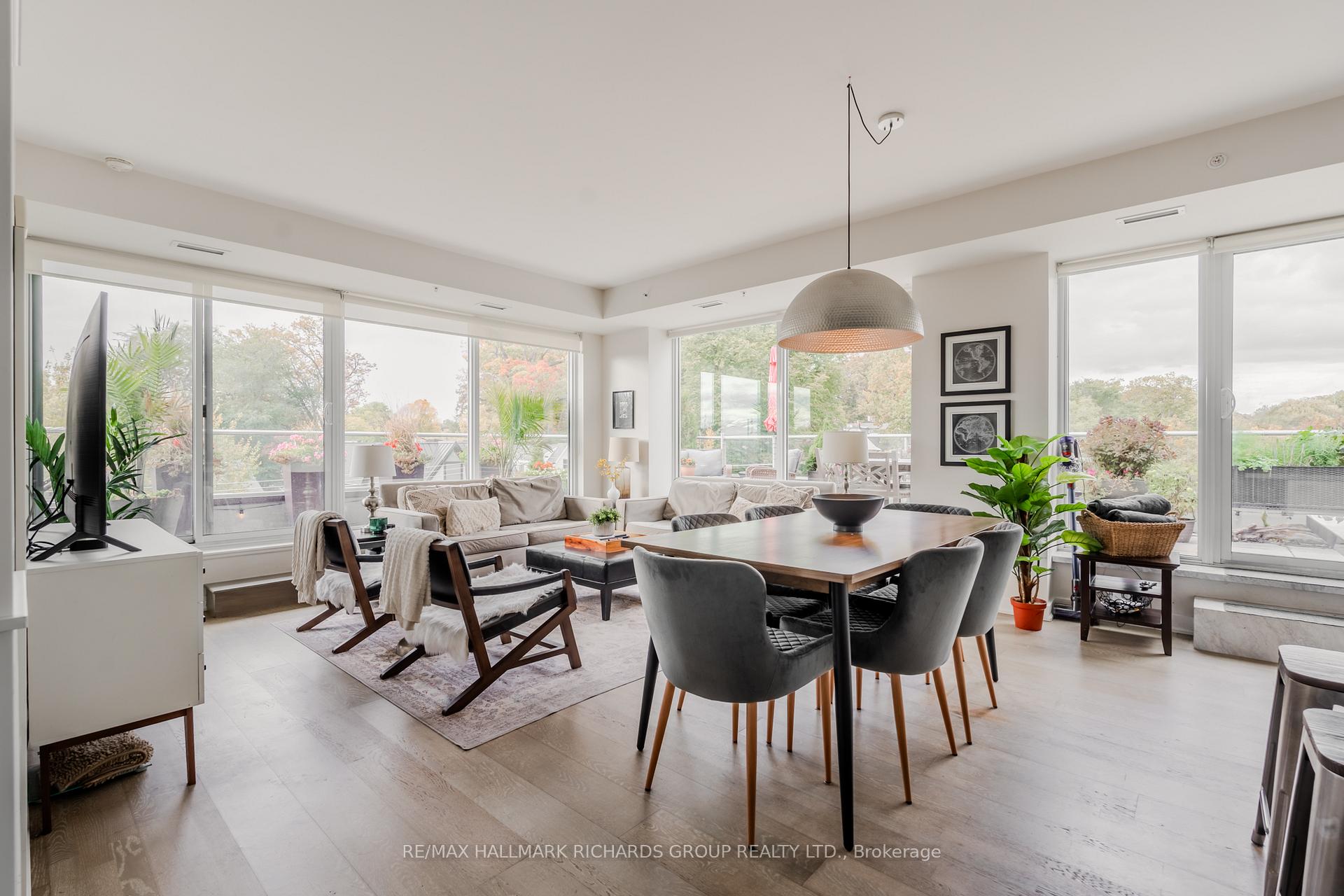 1960 Queen Street E 401