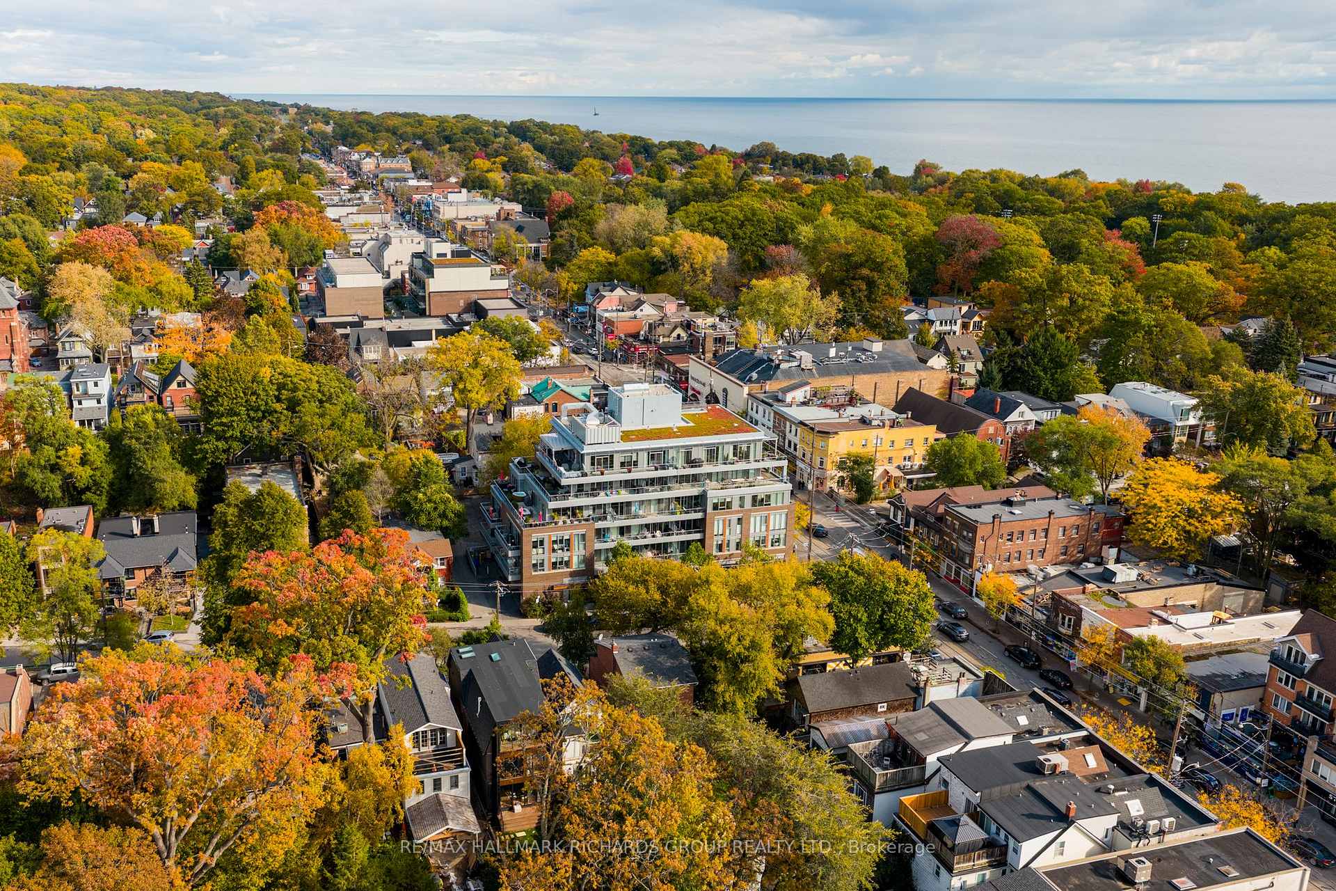 1960 Queen Street E 401