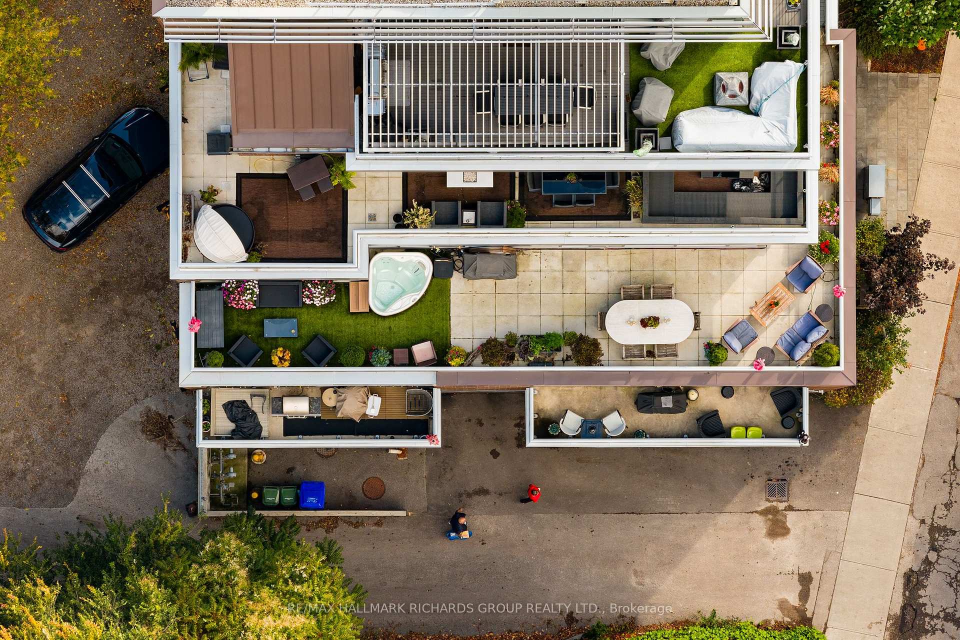 1960 Queen Street E 401