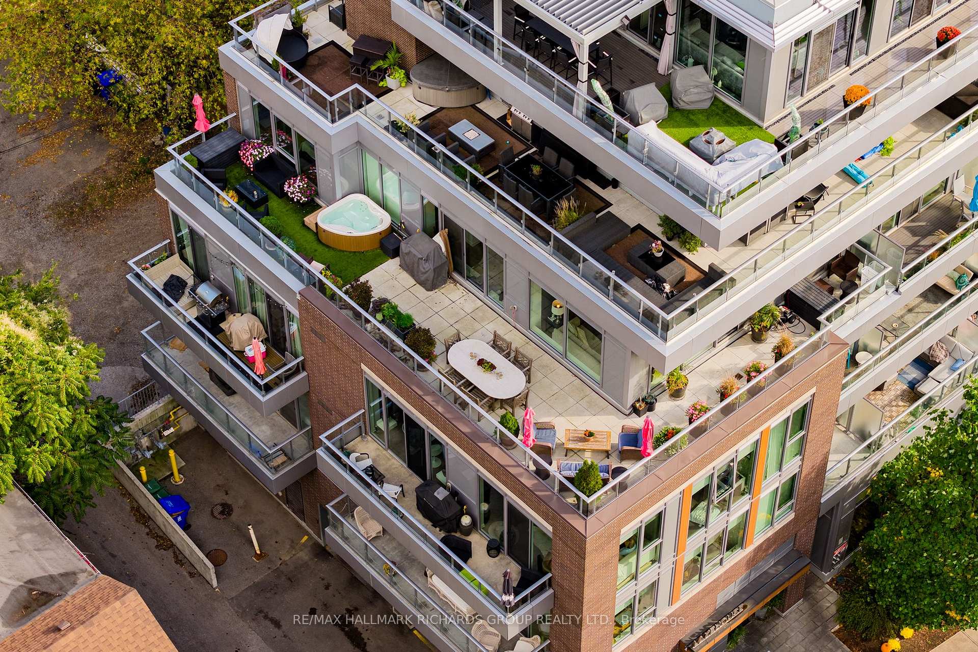 1960 Queen Street E 401