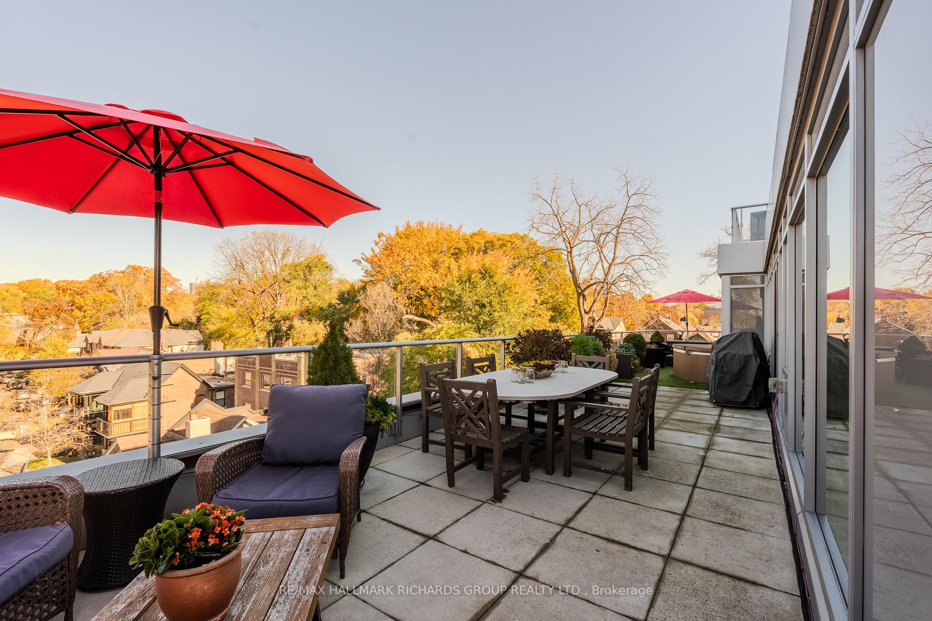 1960 Queen Street E 401