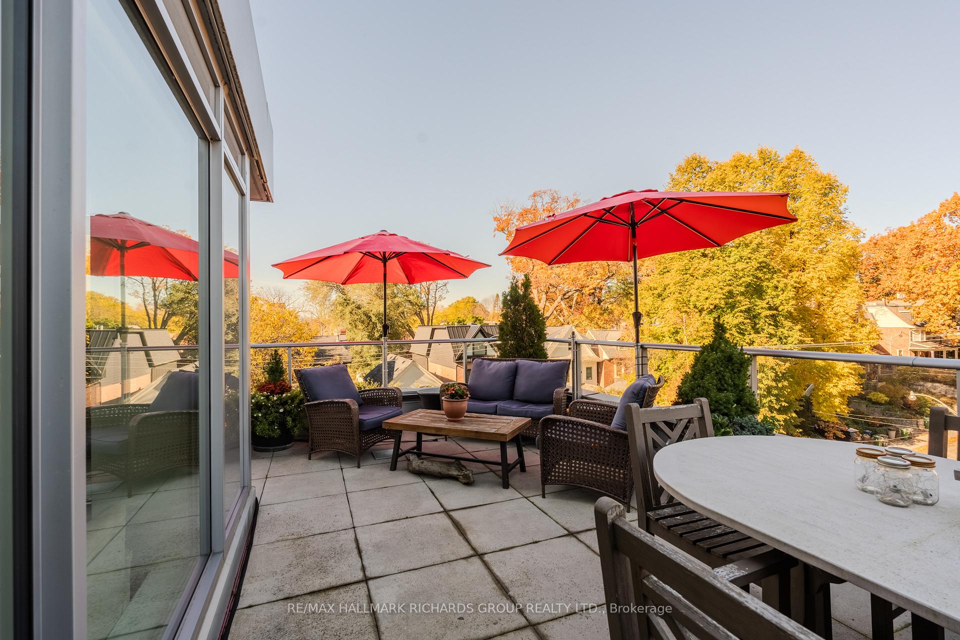 1960 Queen Street E 401