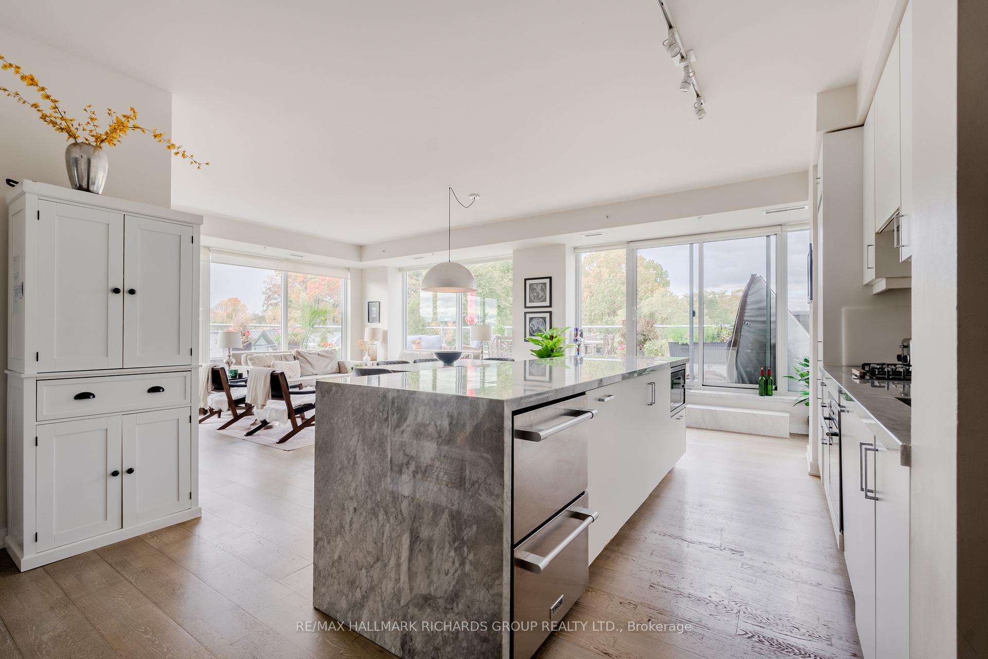 1960 Queen Street E 401