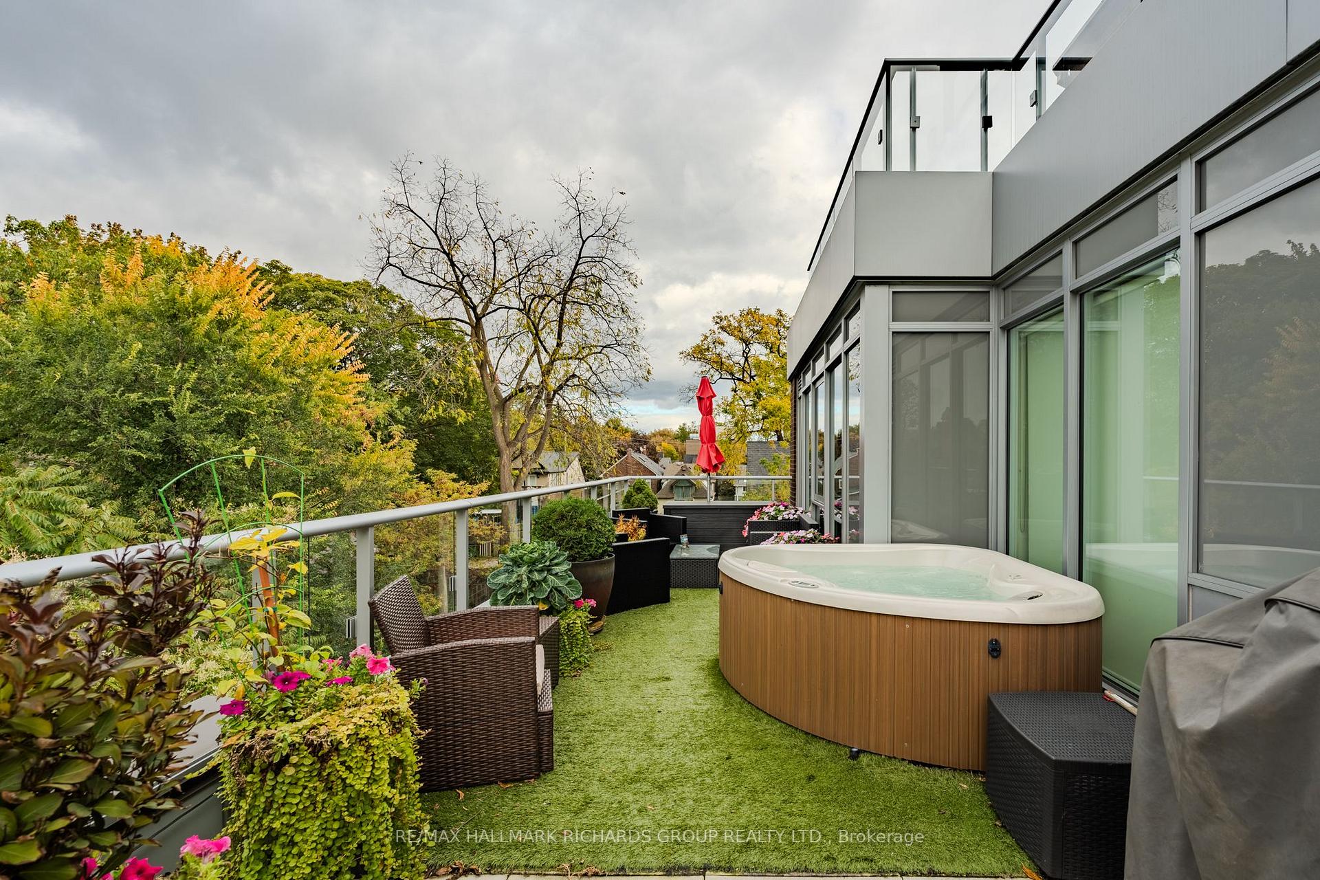 1960 Queen Street E 401