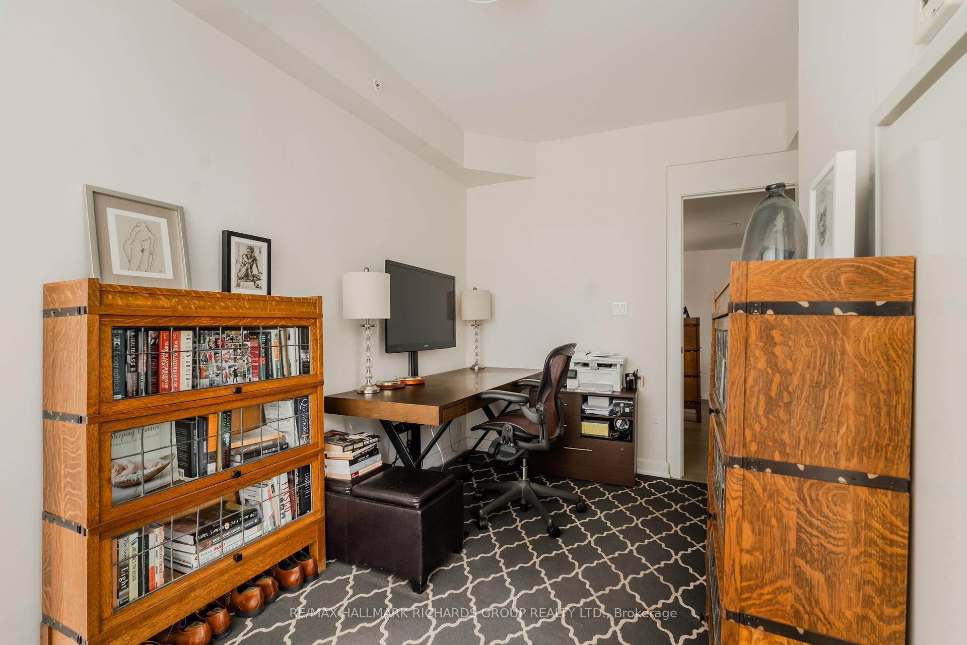 1960 Queen Street E 401