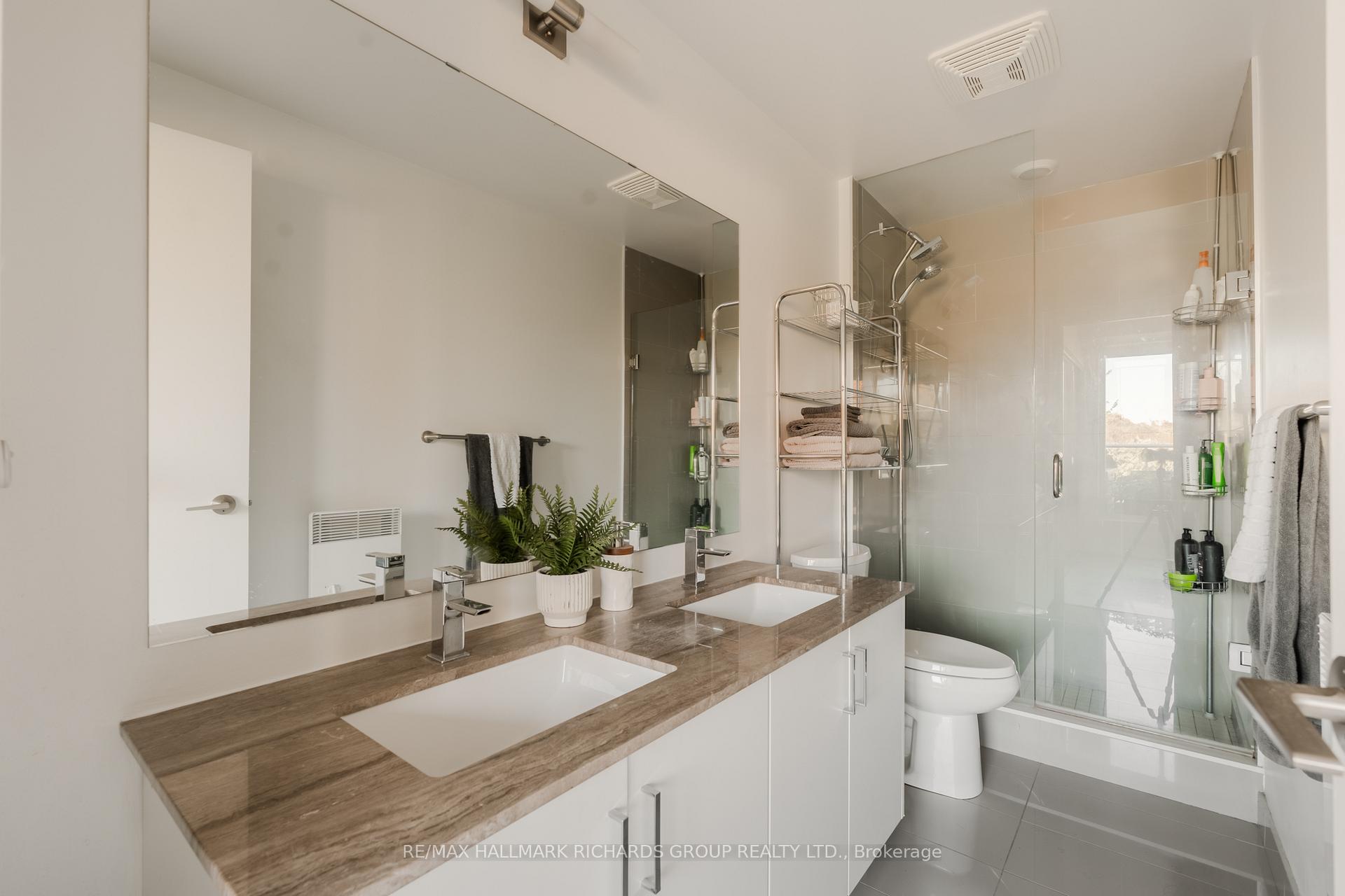 1960 Queen Street E 401