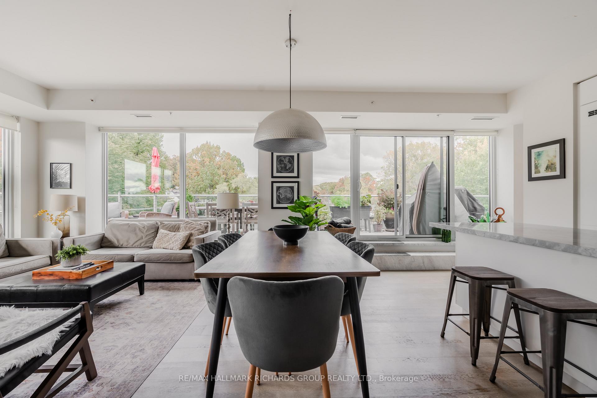 1960 Queen Street E 401