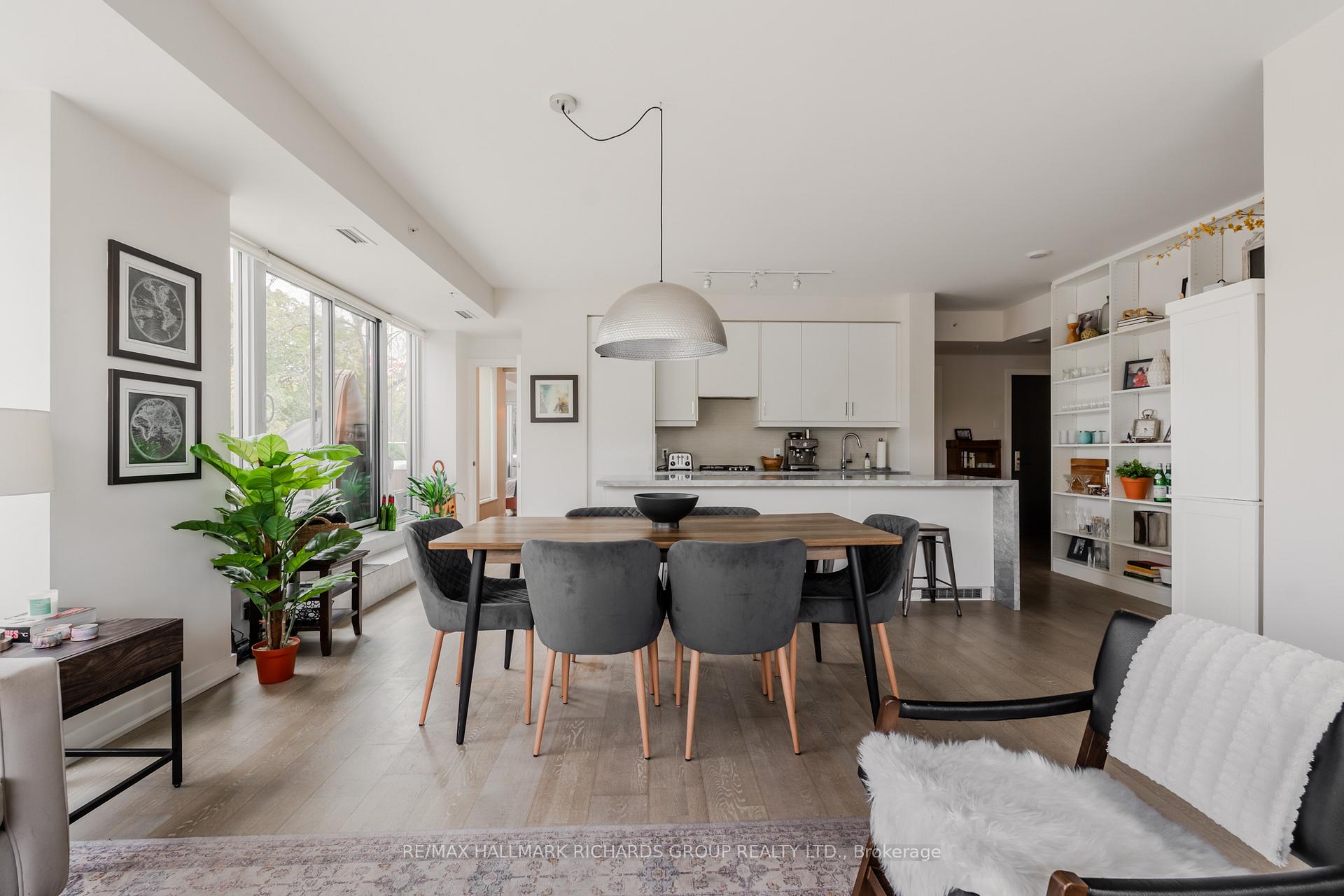 1960 Queen Street E 401