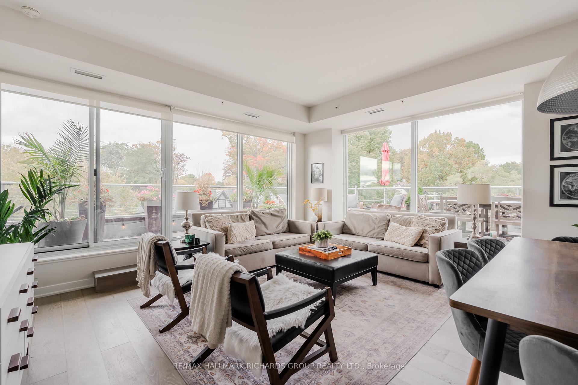 1960 Queen Street E 401