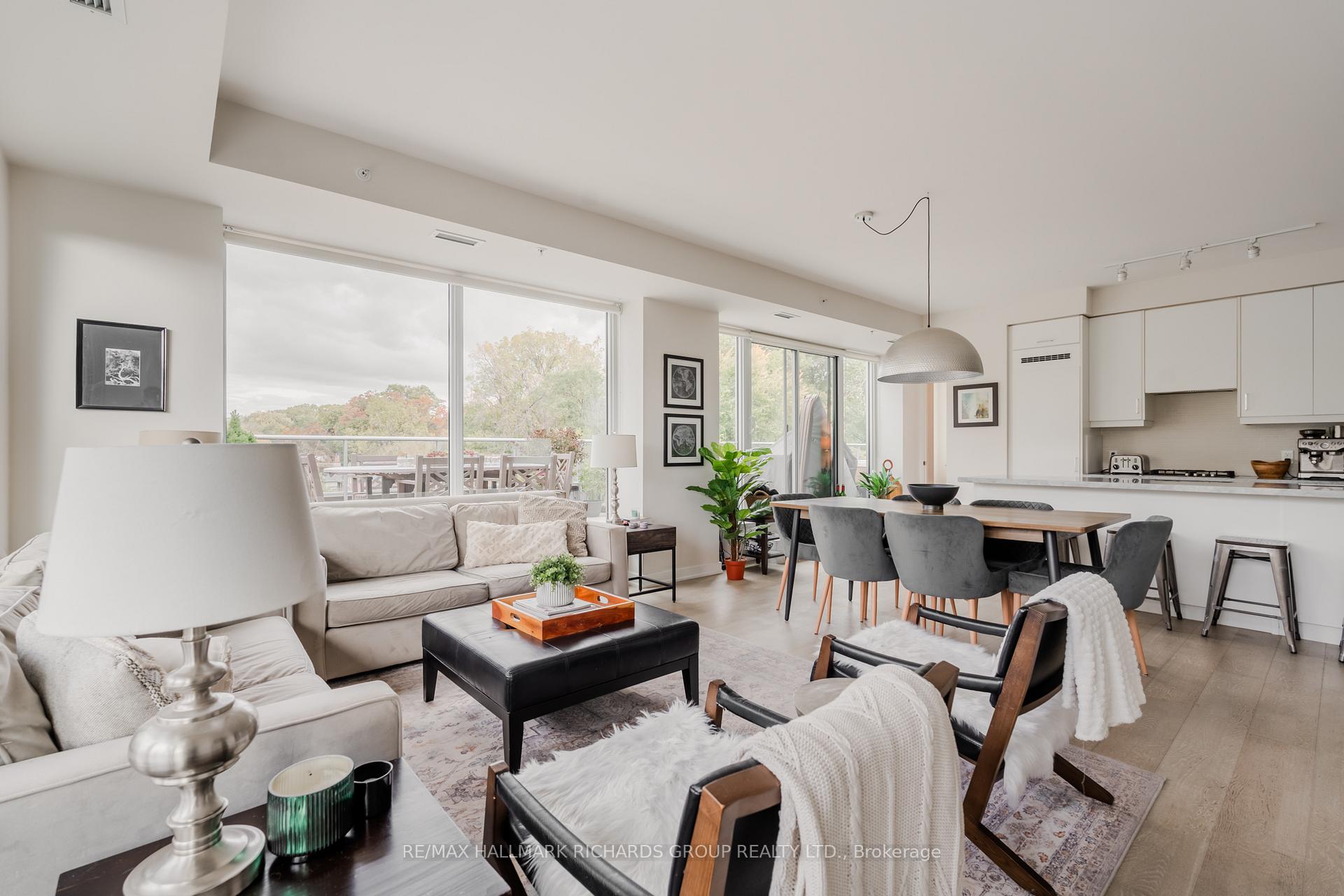 1960 Queen Street E 401