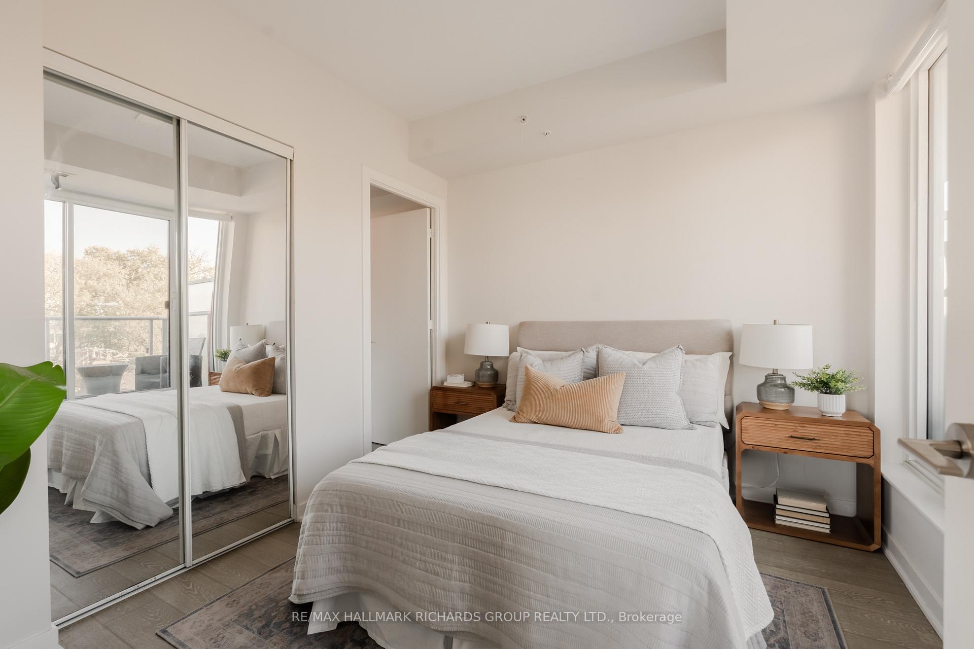 1960 Queen Street E 401