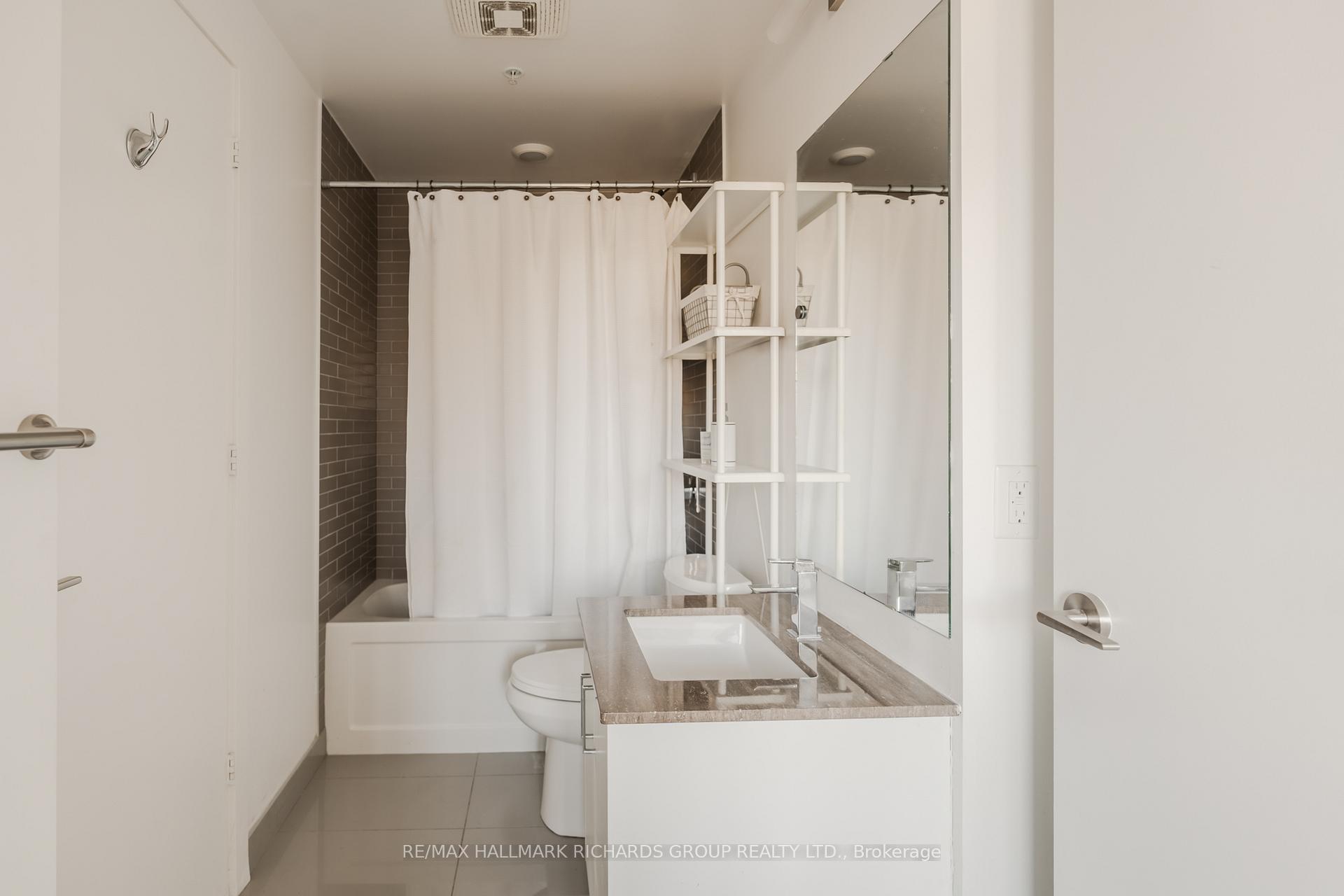 1960 Queen Street E 401