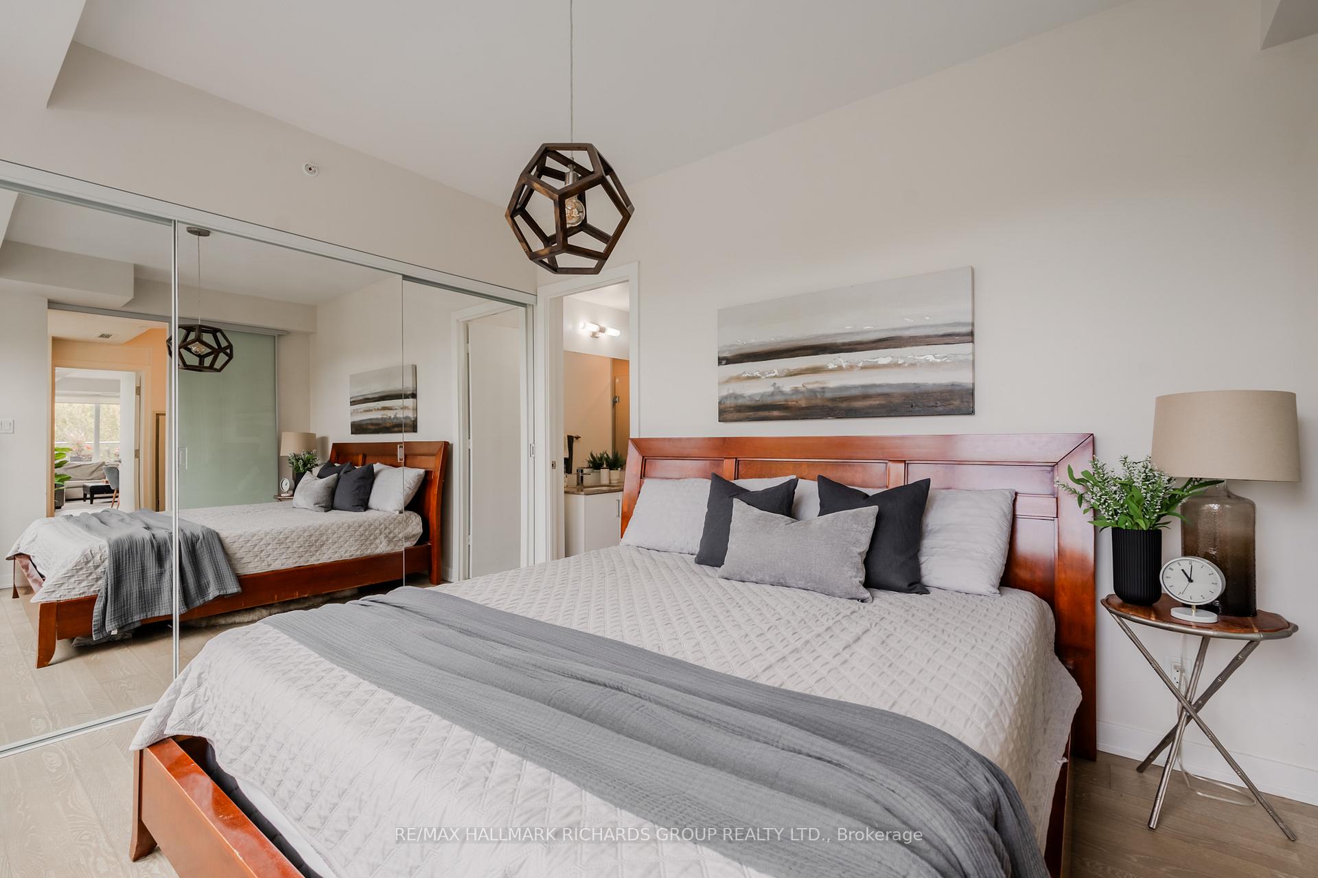 1960 Queen Street E 401