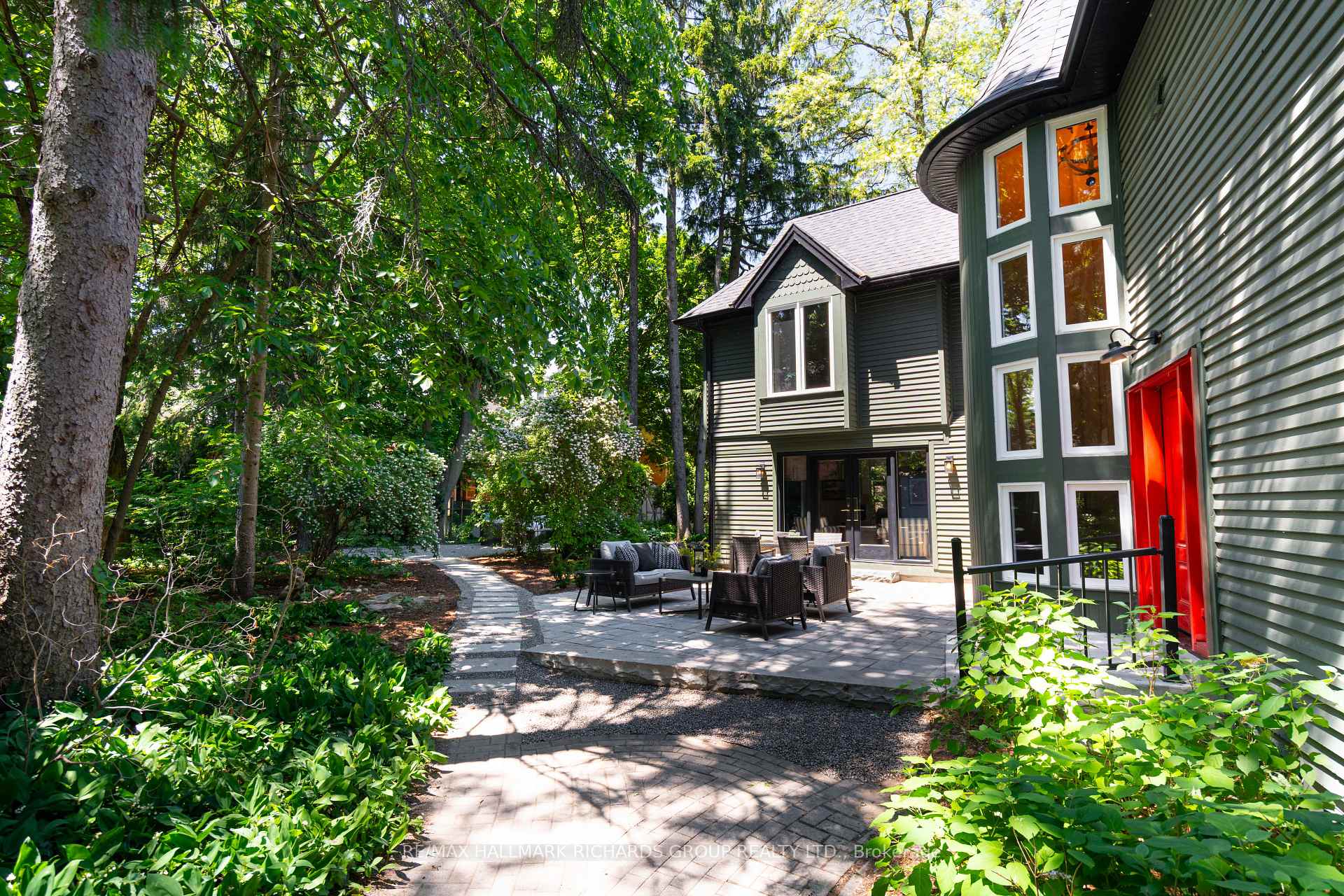 10 Springbank Avenue