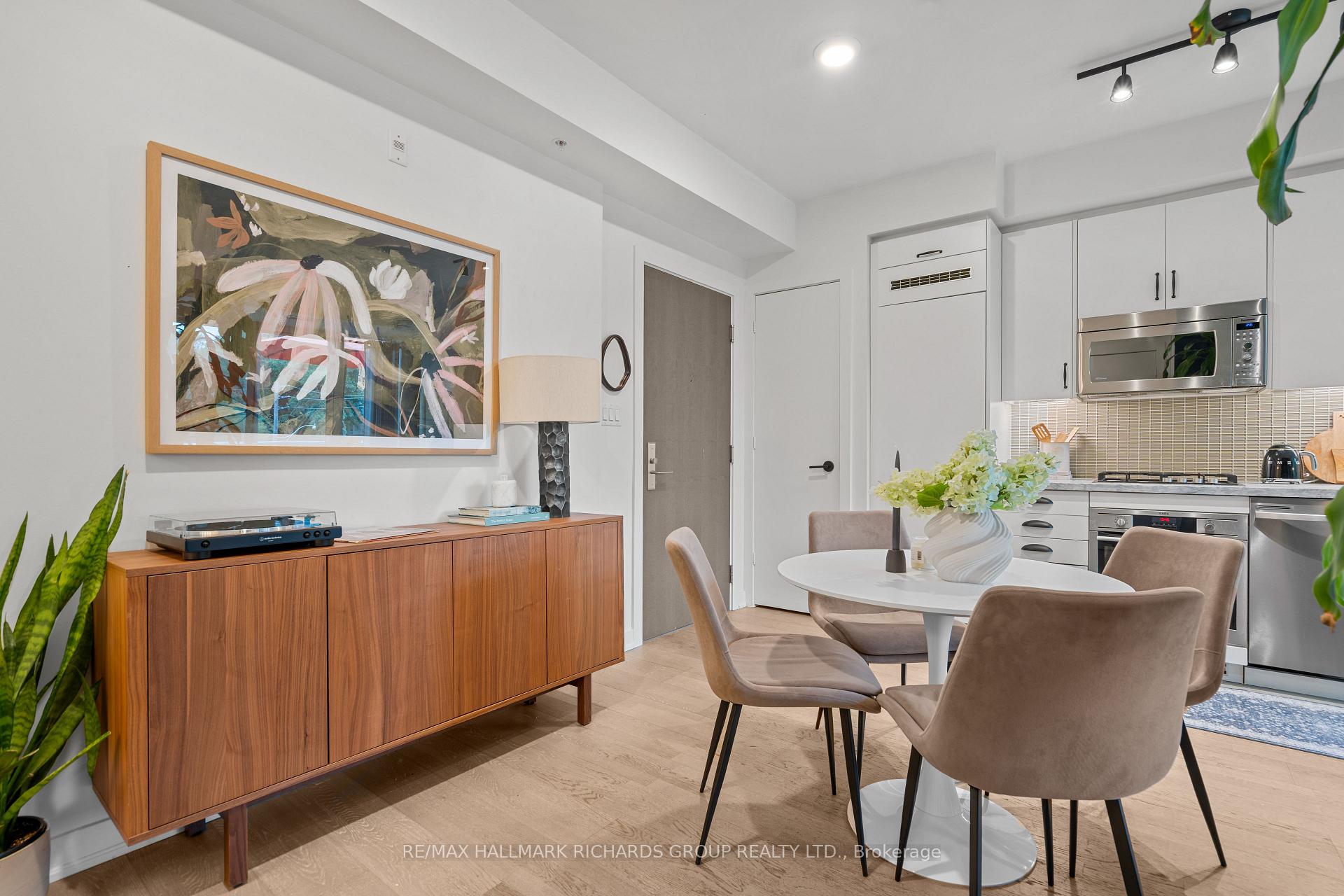 1960 Queen Street E 301, Toronto Unit: 301