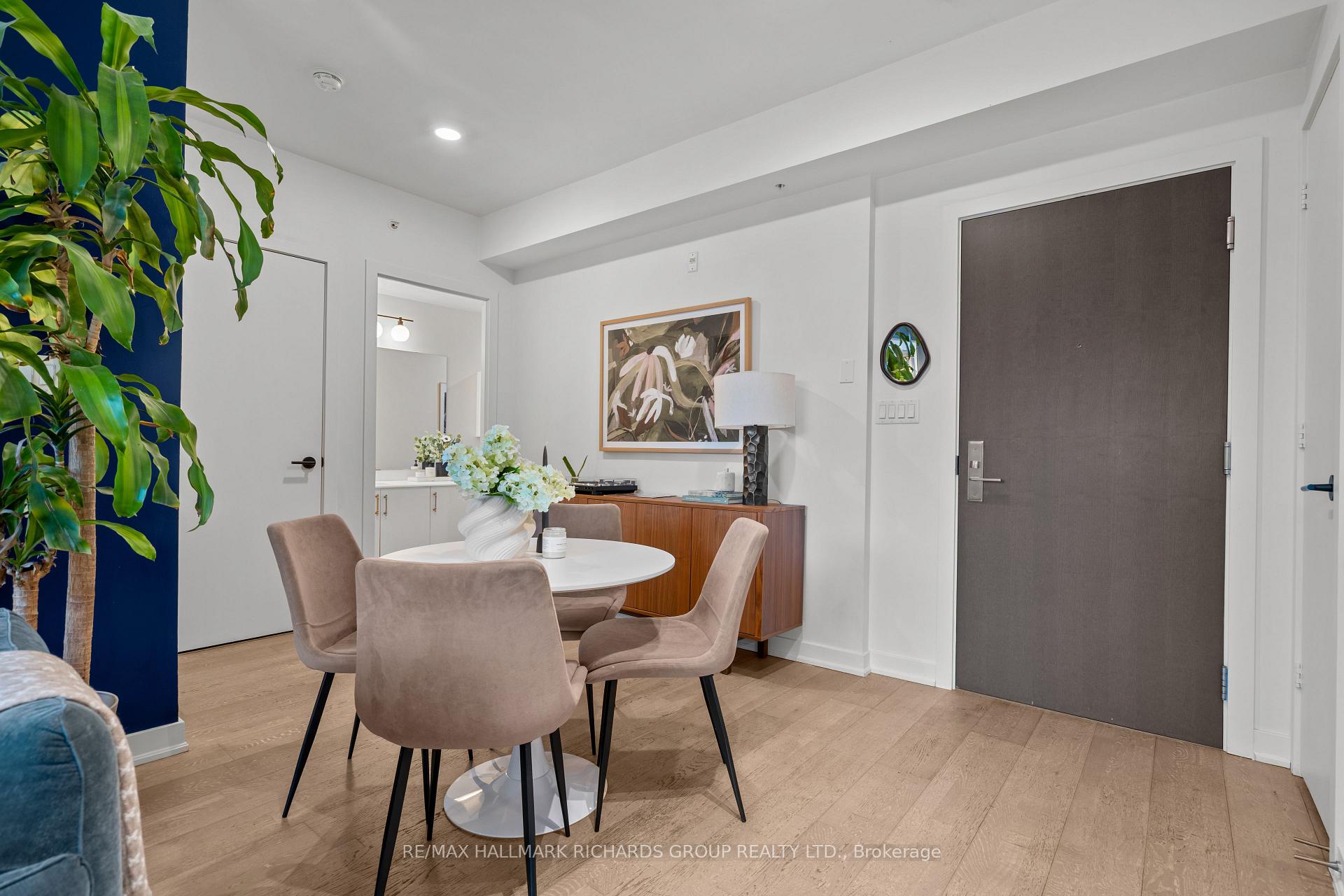 1960 Queen Street E 301, Toronto Unit: 301
