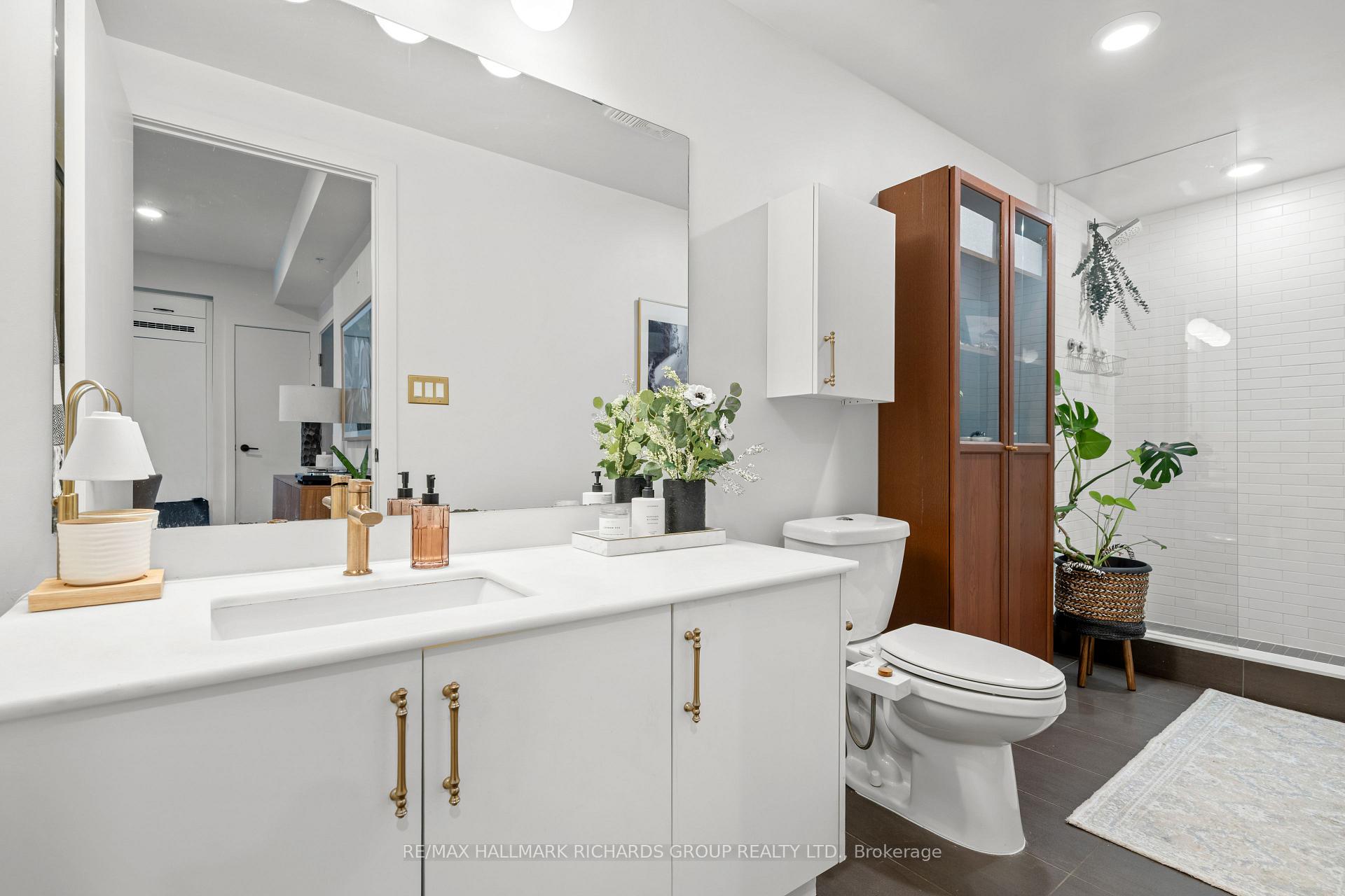 1960 Queen Street E 301, Toronto Unit: 301