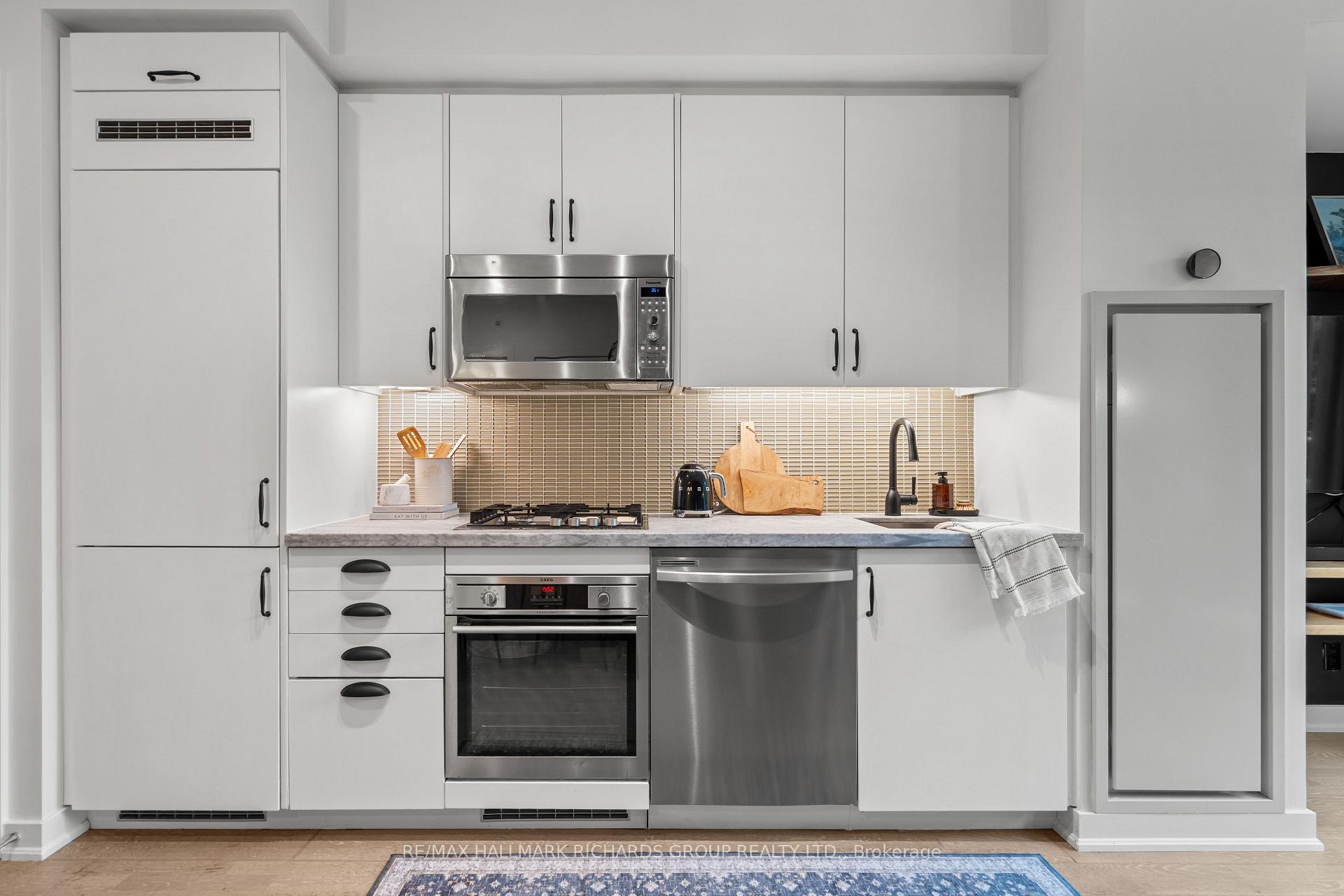 1960 Queen Street E 301, Toronto Unit: 301