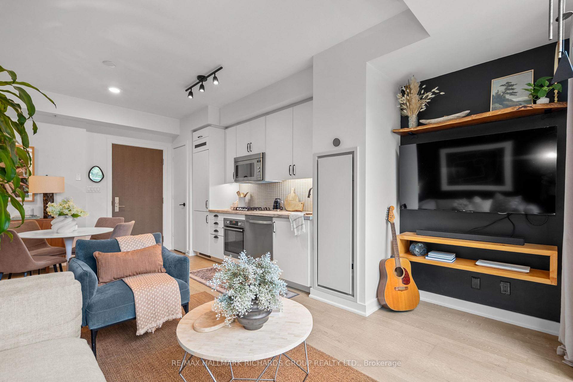 1960 Queen Street E 301, Toronto Unit: 301