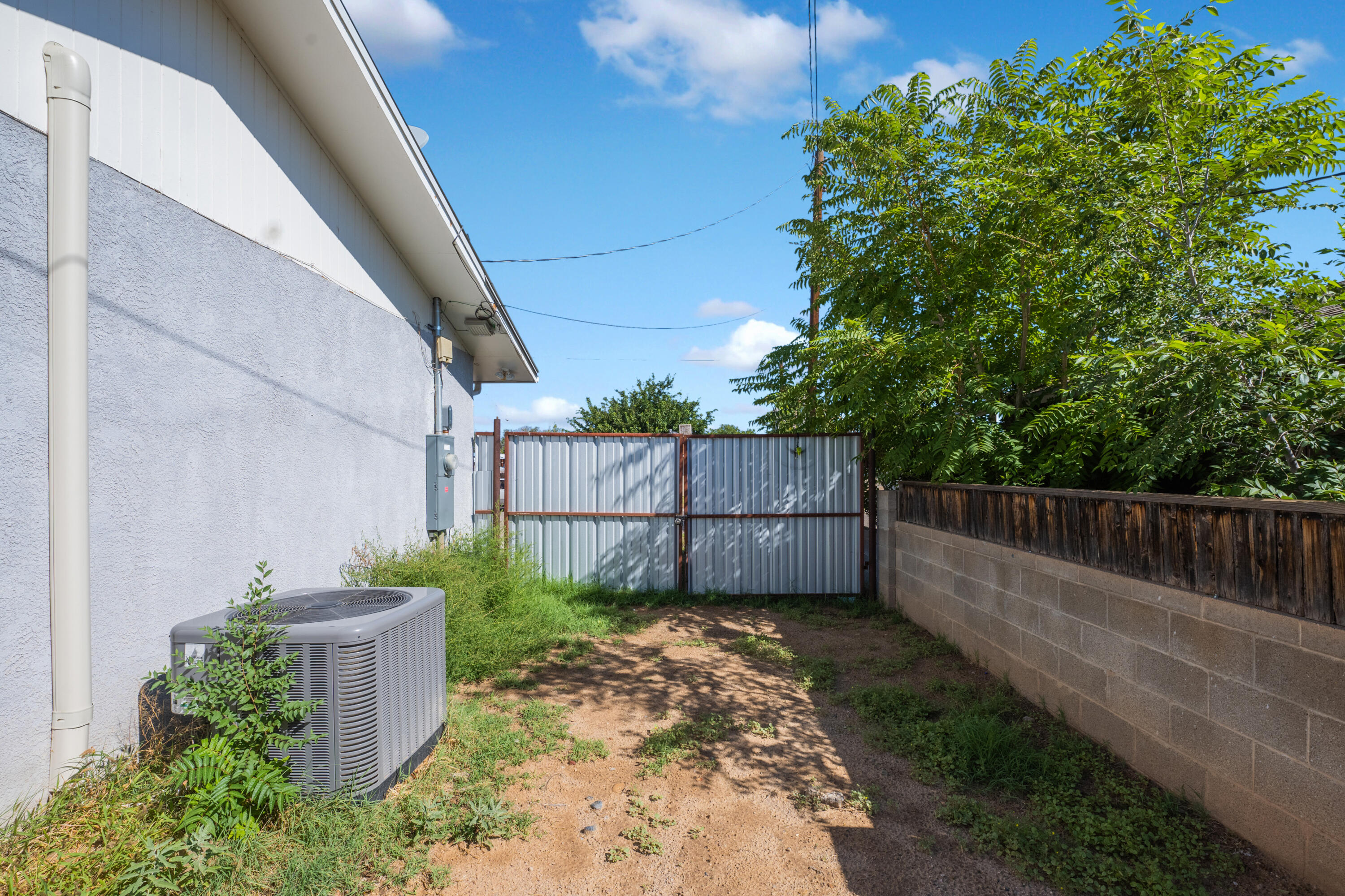 1605 W Didier