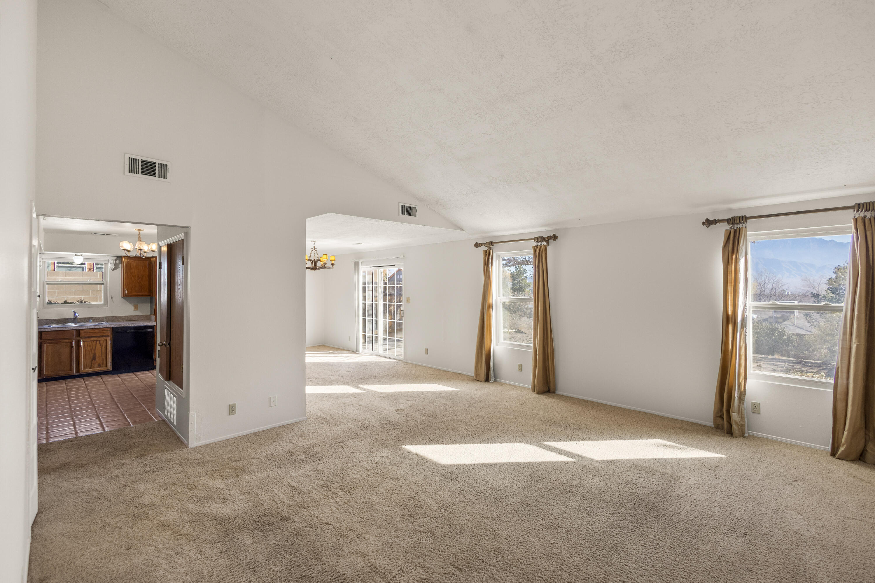 438 FELDSPAR Drive NE