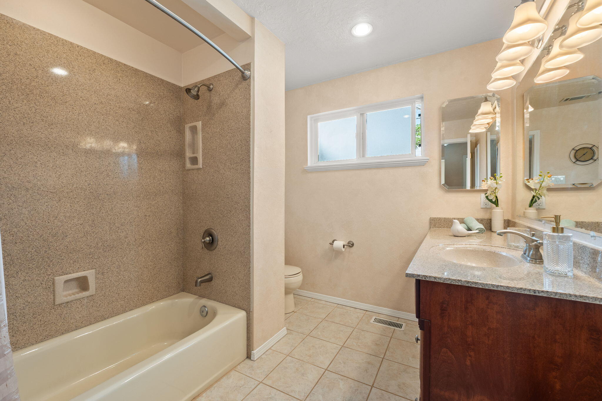 8910 PRINCESS JEANNE Avenue NE