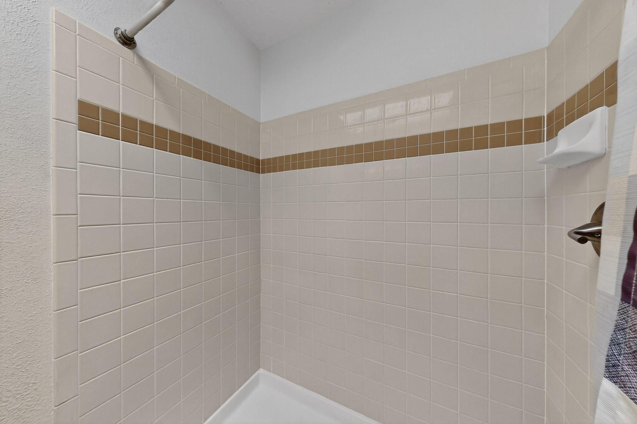 913 CHARLES Drive NE