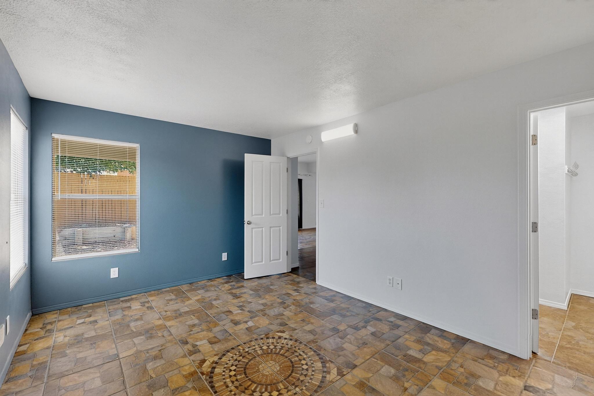 913 CHARLES Drive NE