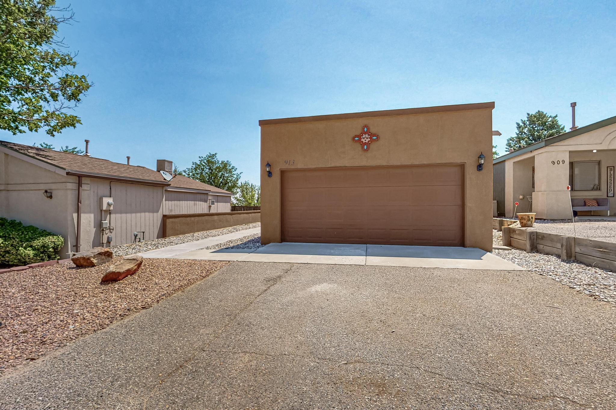 913 CHARLES Drive NE