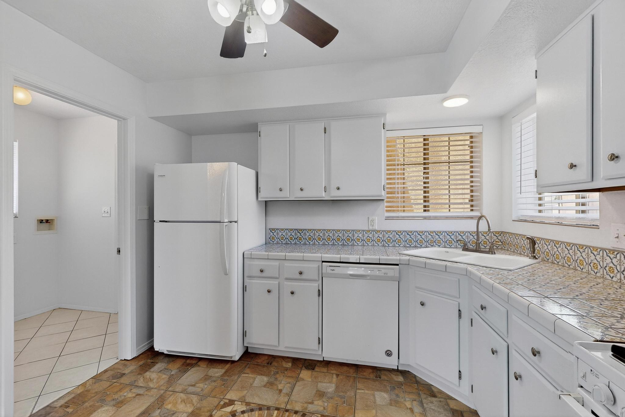 913 CHARLES Drive NE