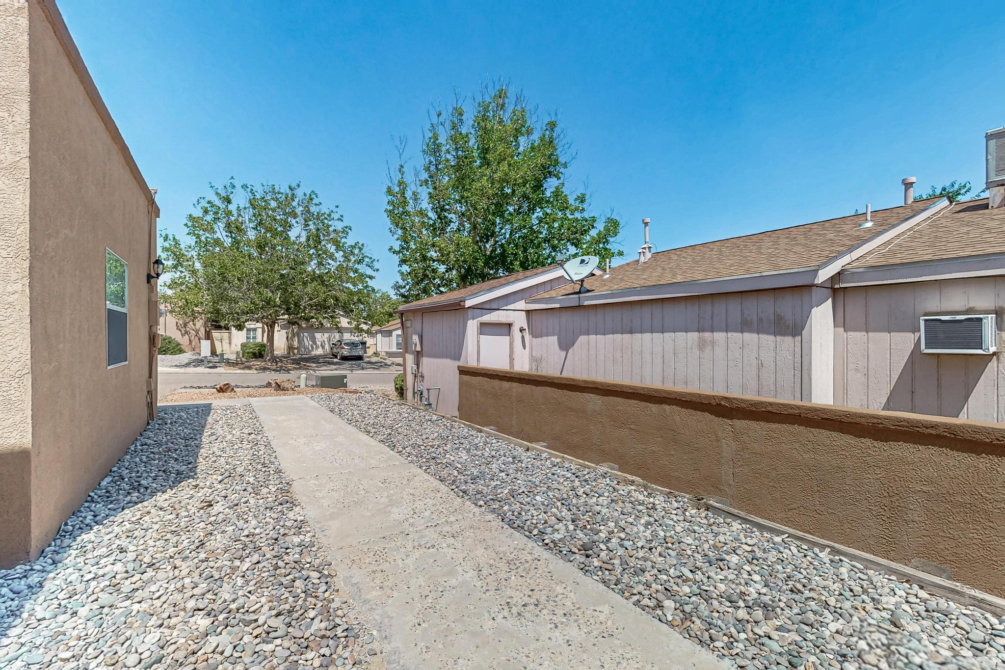 913 CHARLES Drive NE