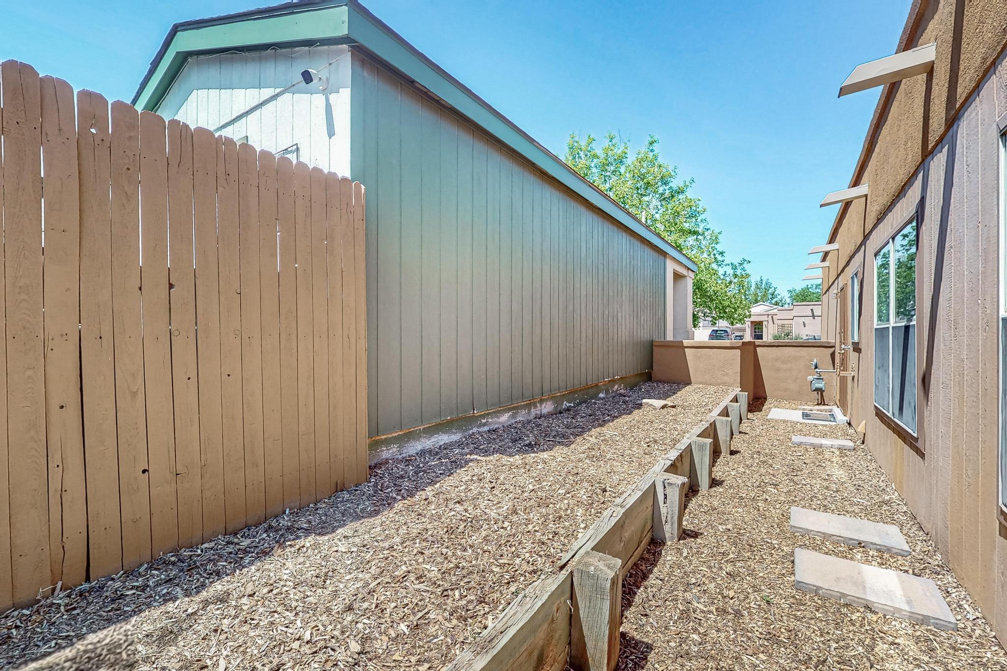 913 CHARLES Drive NE