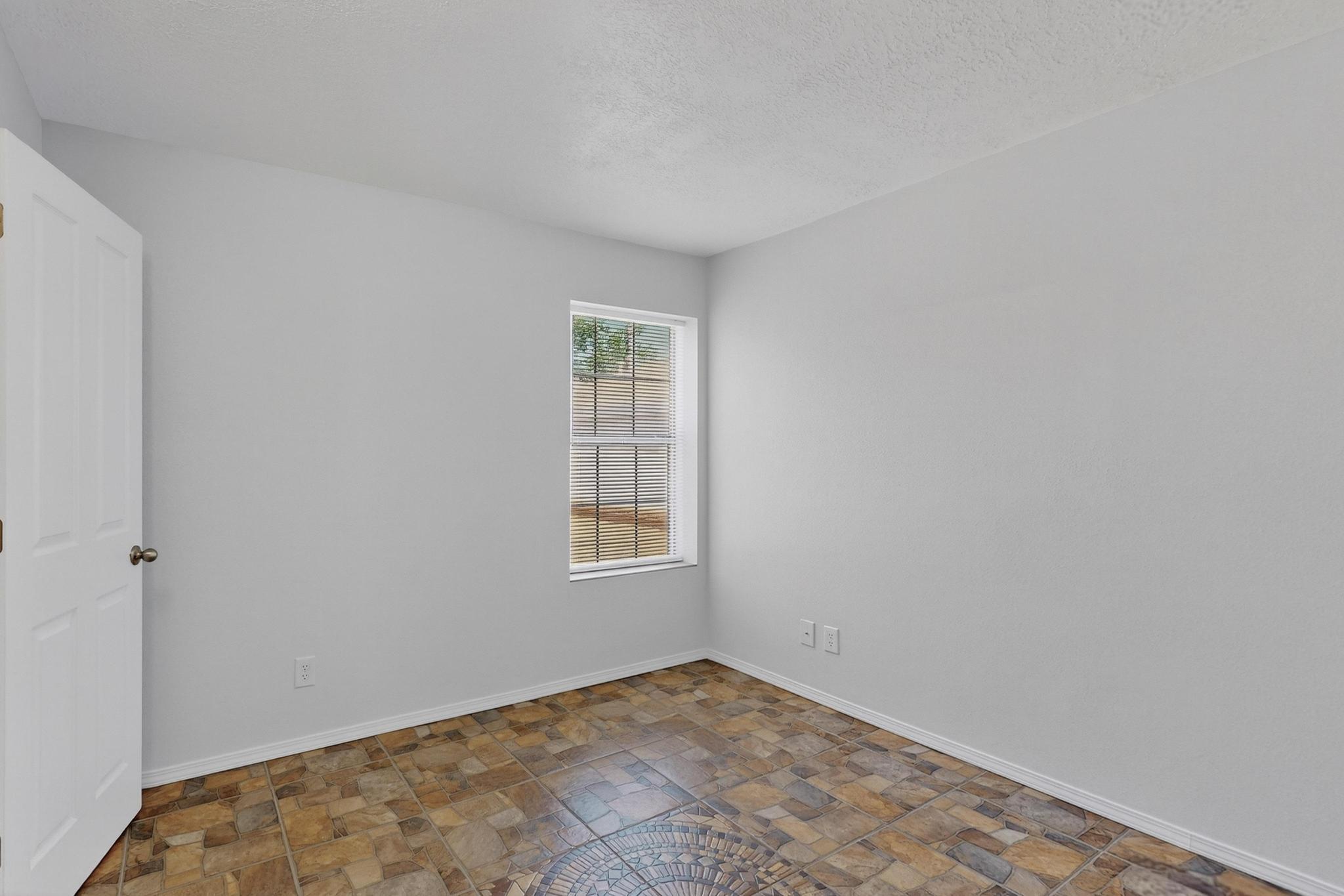 913 CHARLES Drive NE