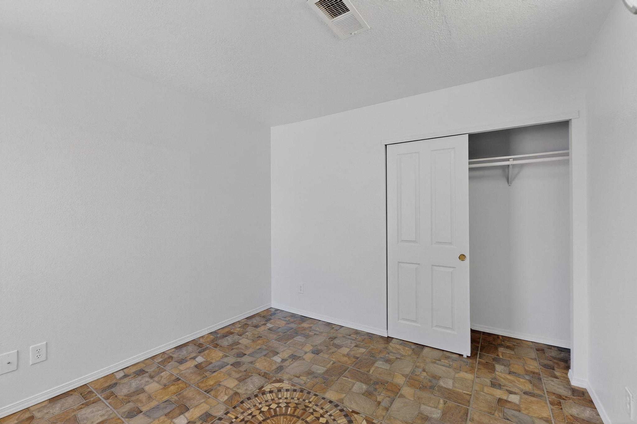 913 CHARLES Drive NE