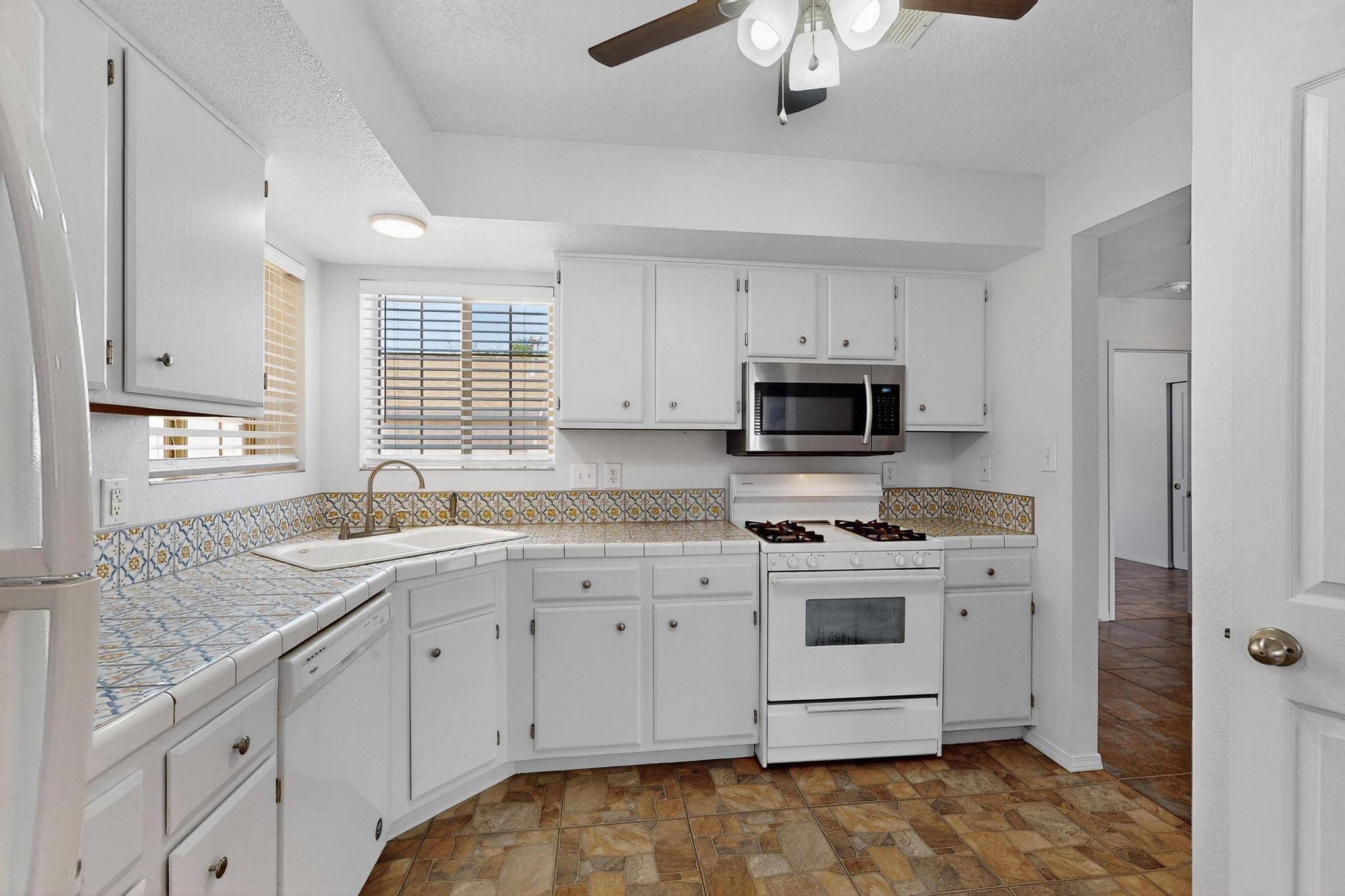 913 CHARLES Drive NE