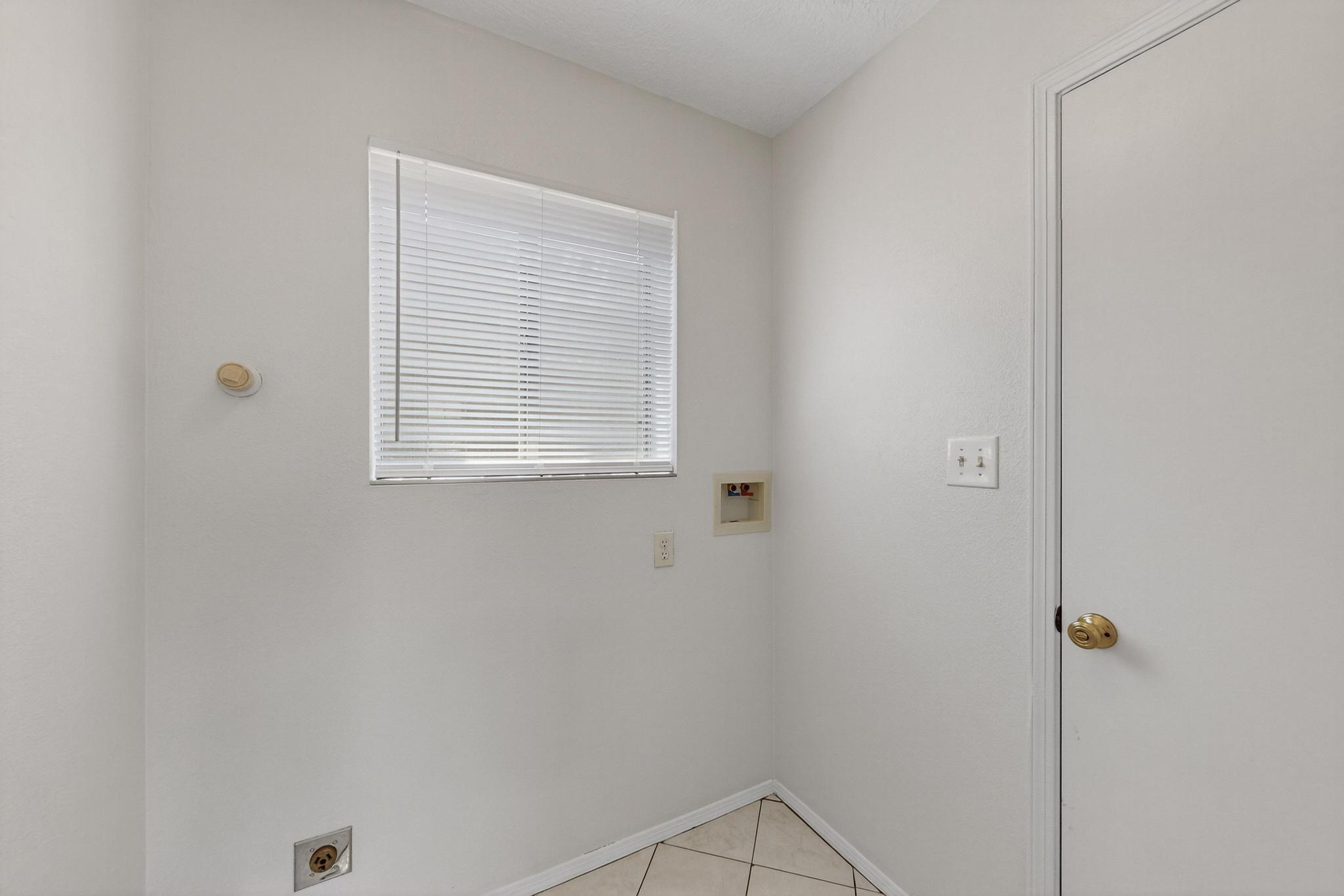 913 CHARLES Drive NE