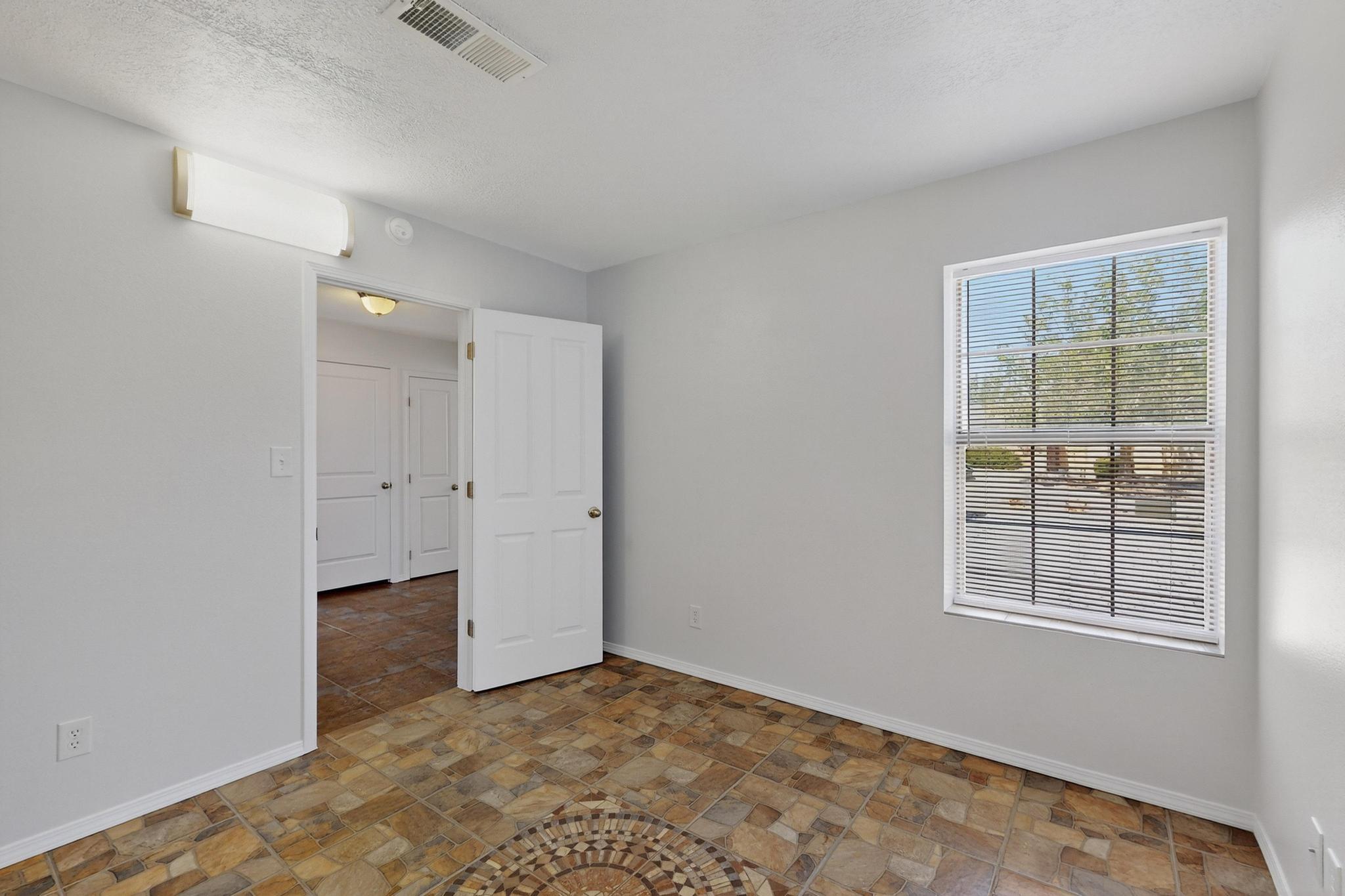 913 CHARLES Drive NE