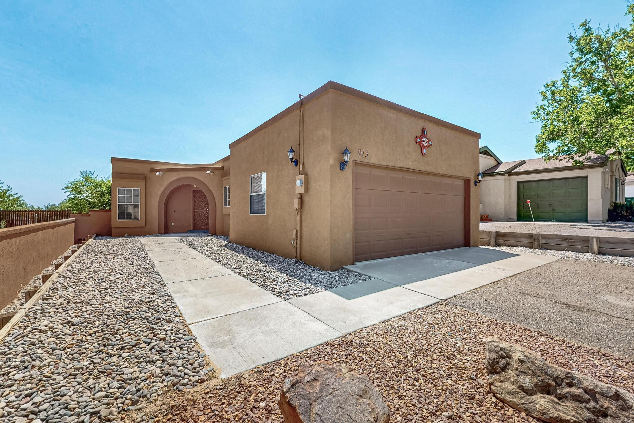 913 CHARLES Drive NE