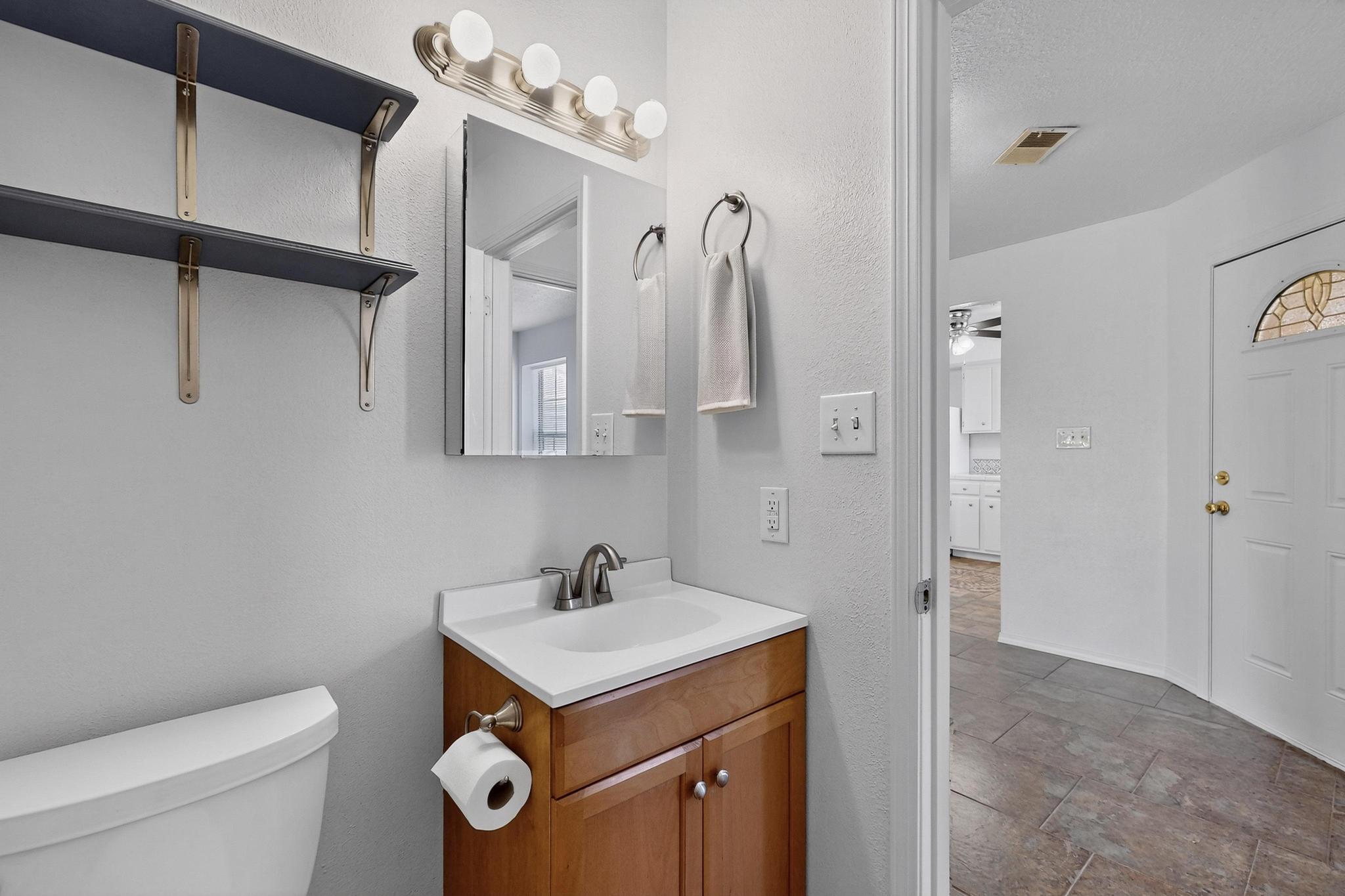 913 CHARLES Drive NE