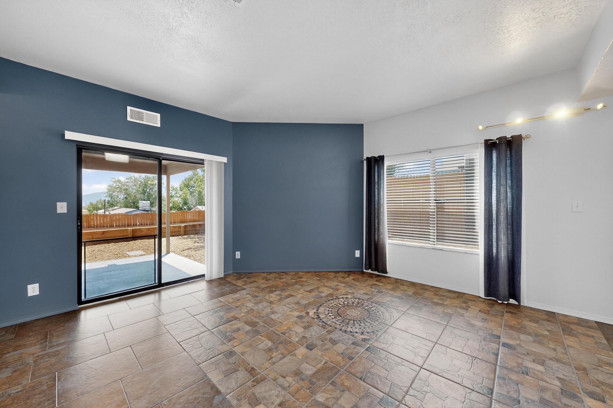 913 CHARLES Drive NE