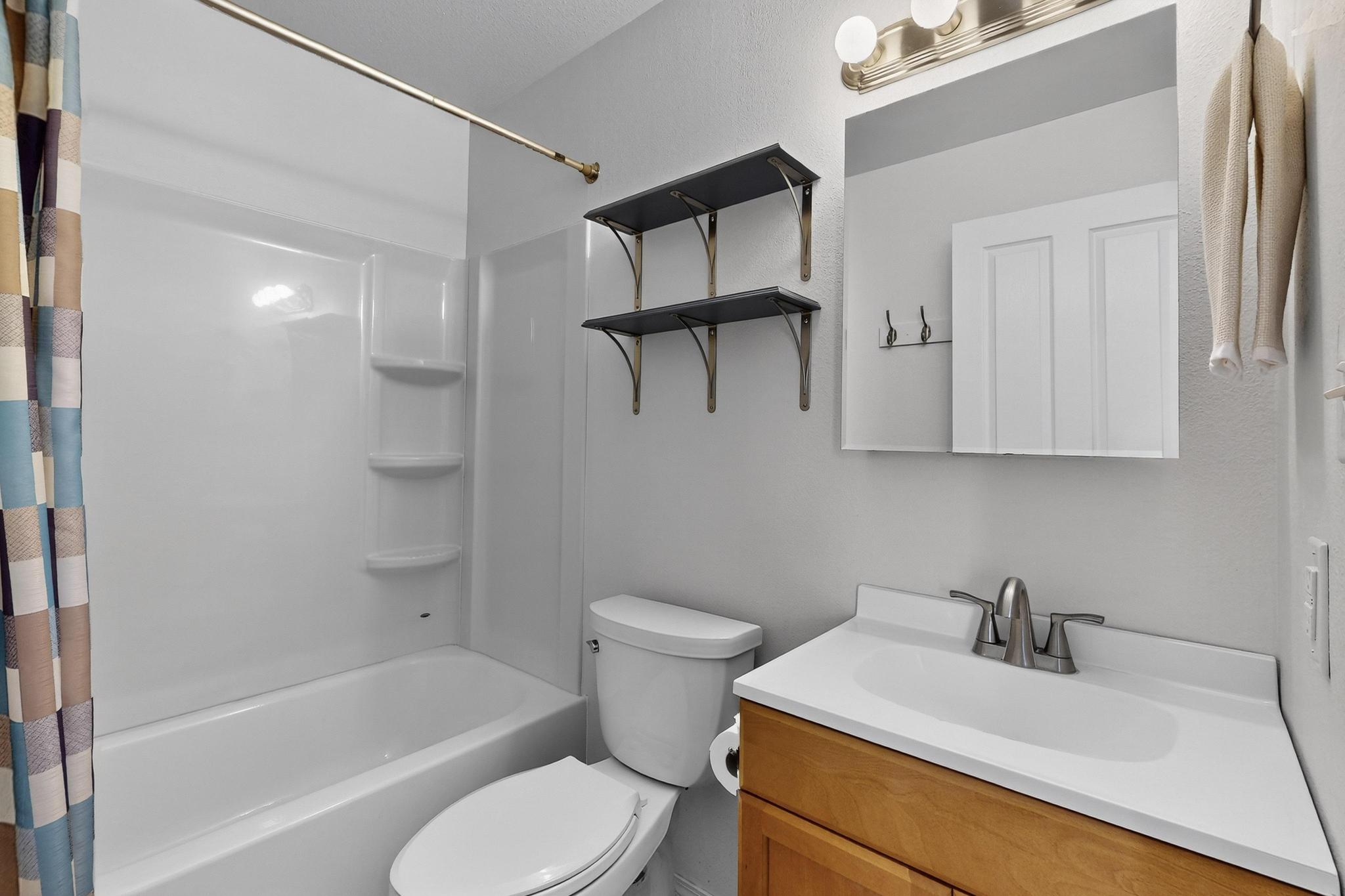 913 CHARLES Drive NE