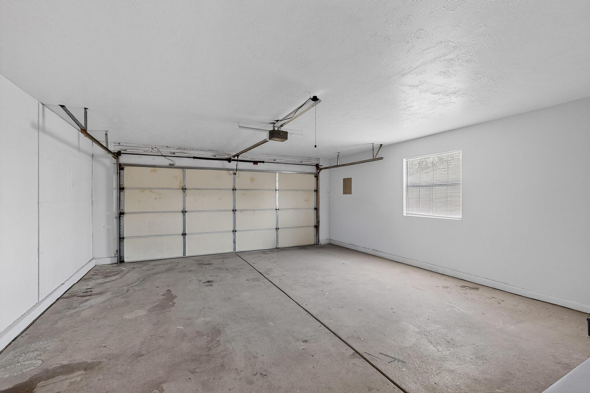 913 CHARLES Drive NE