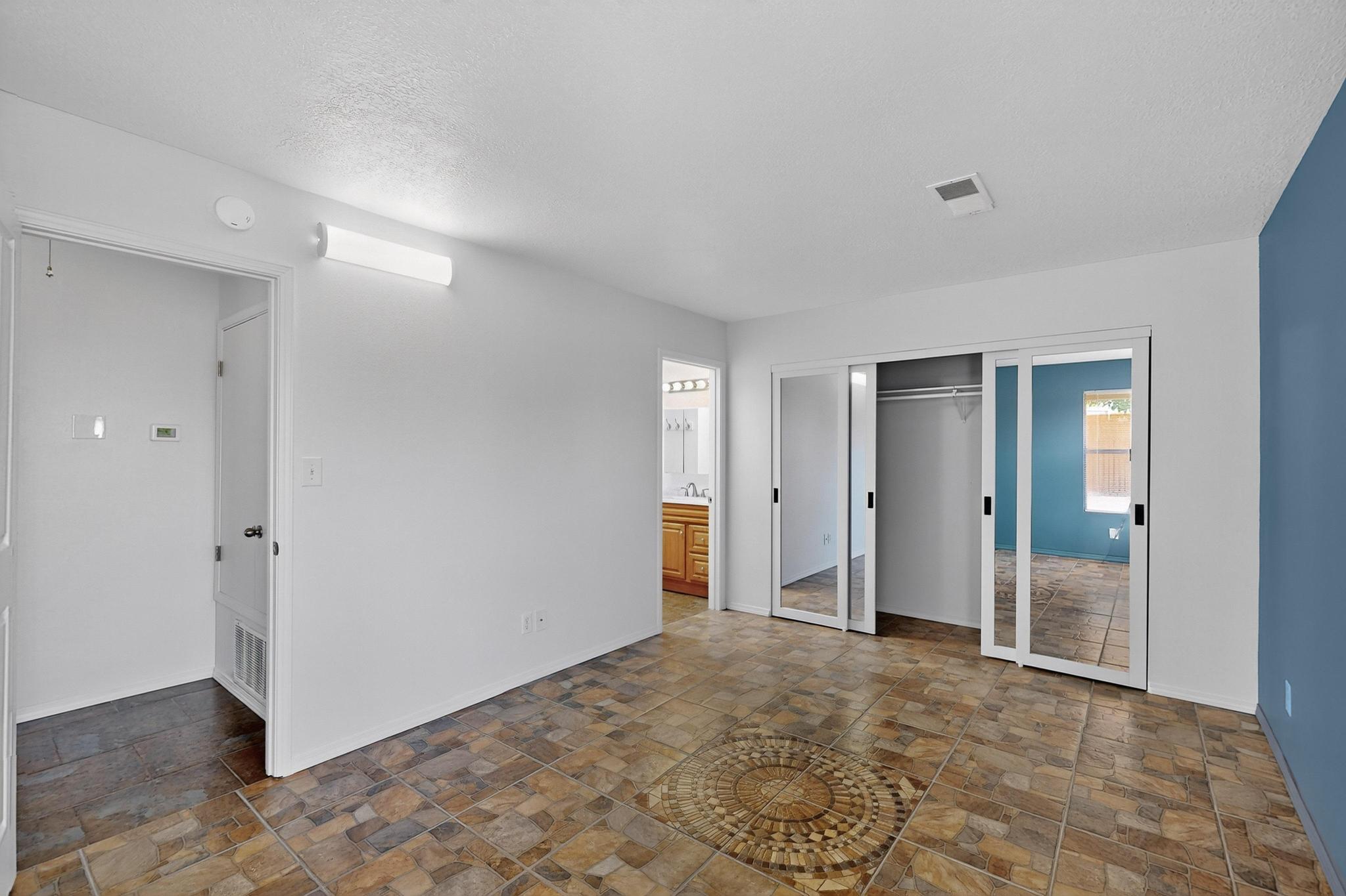 913 CHARLES Drive NE