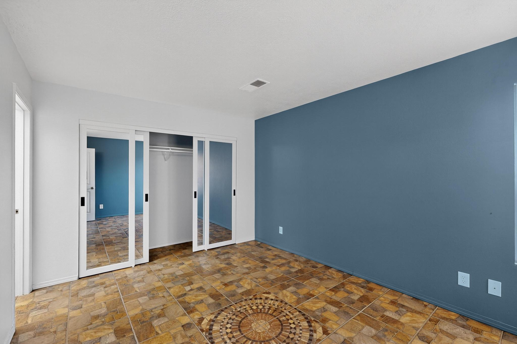 913 CHARLES Drive NE