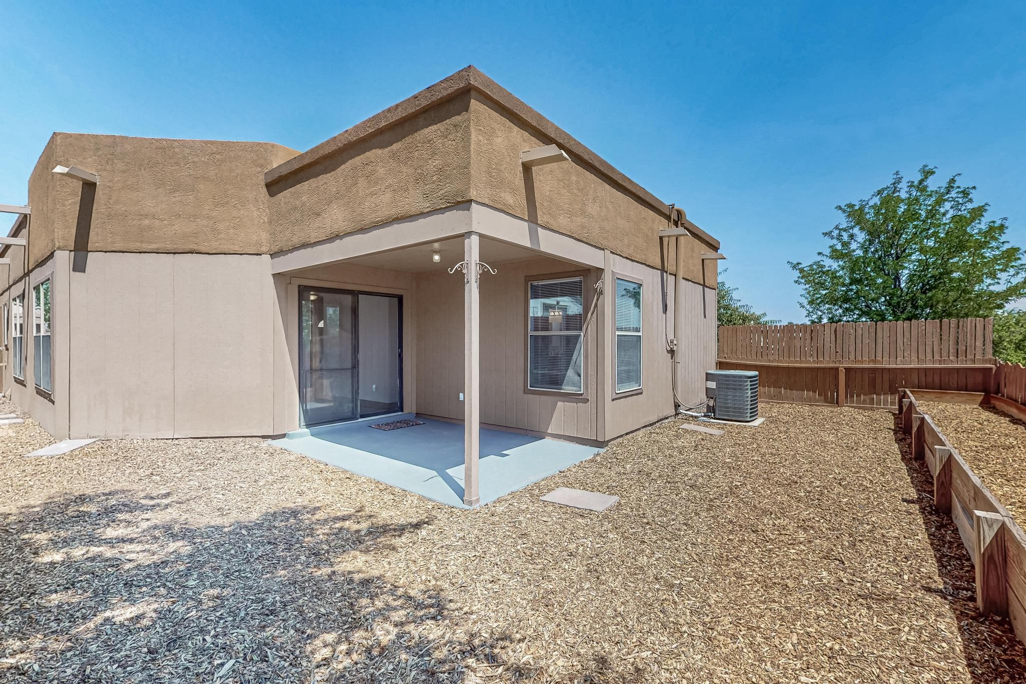 913 CHARLES Drive NE